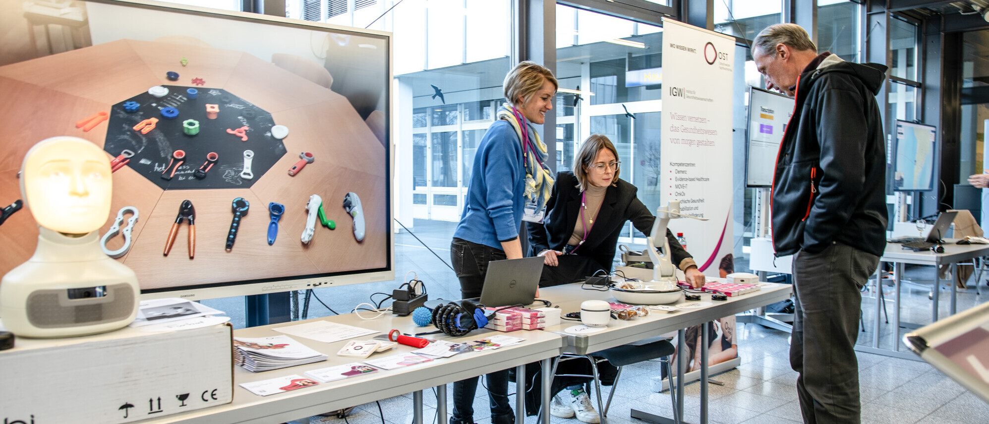 An einer Ausstellung über KI-Projekte waren auch Entwicklungen zu sehen, die im Gesundheitswesen getestet werden.