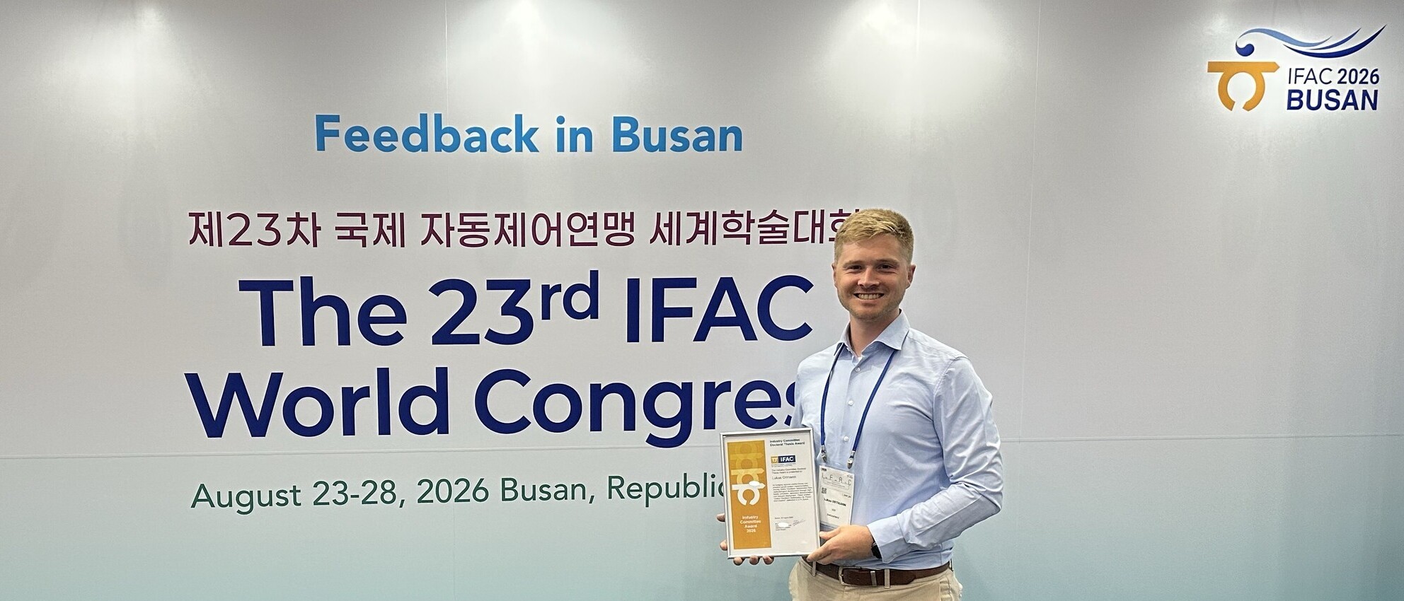 Lukas Ortmann konnte am IFAC World Congress in Busan den Award für die weltweit beste Promotion im Bereich Regelungstechnik entgegennehmen.