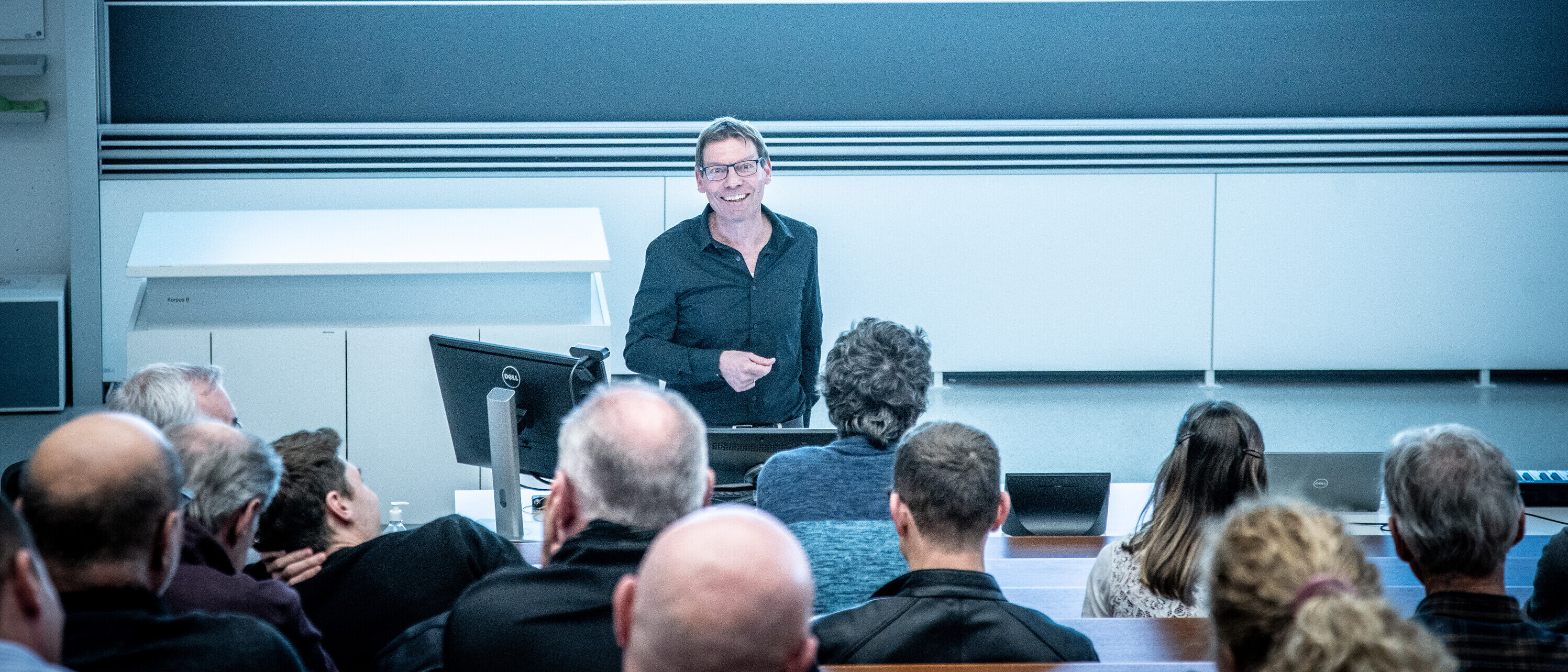 Ein KI-Dozent der OST hält am Engineers' Day ein Referat.