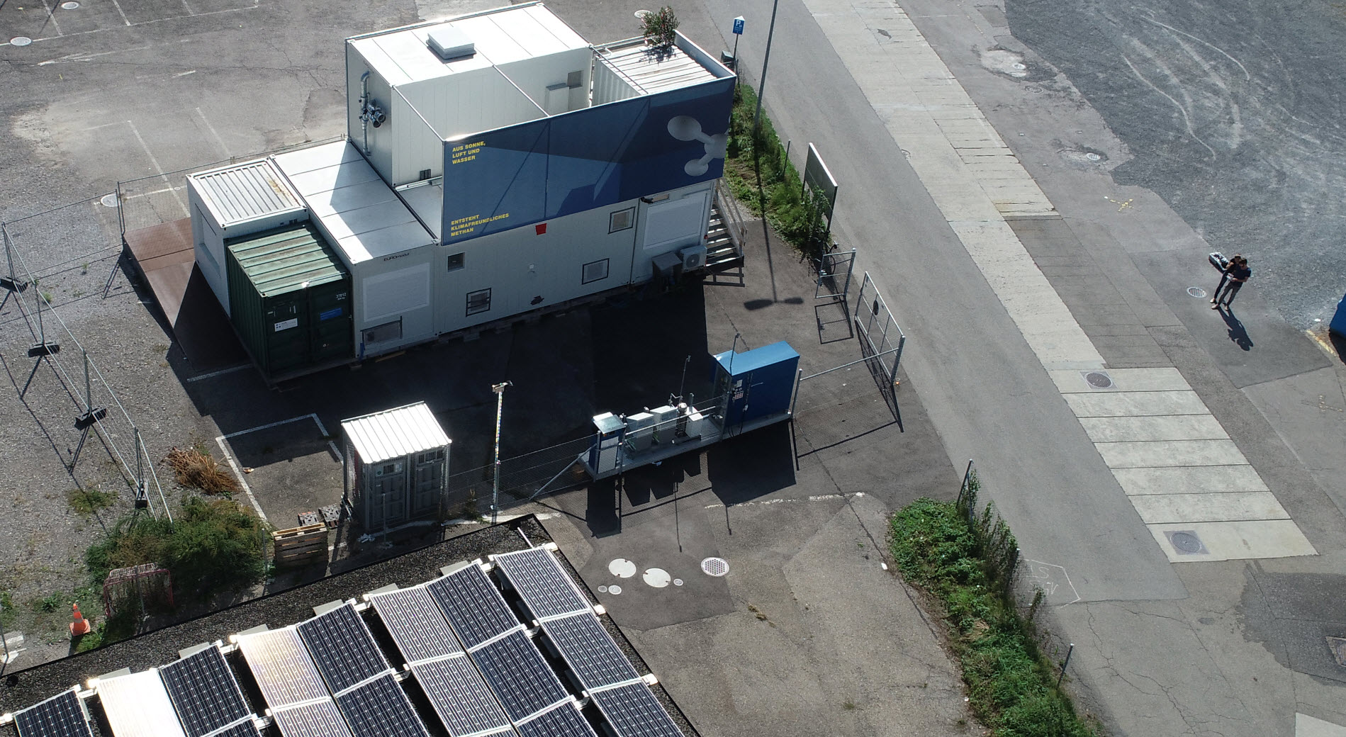 Der kompakte Containerpark wird über das lokale Wassernetz und eine Solaranlage auf einem Nachbargebäude versorgt.
