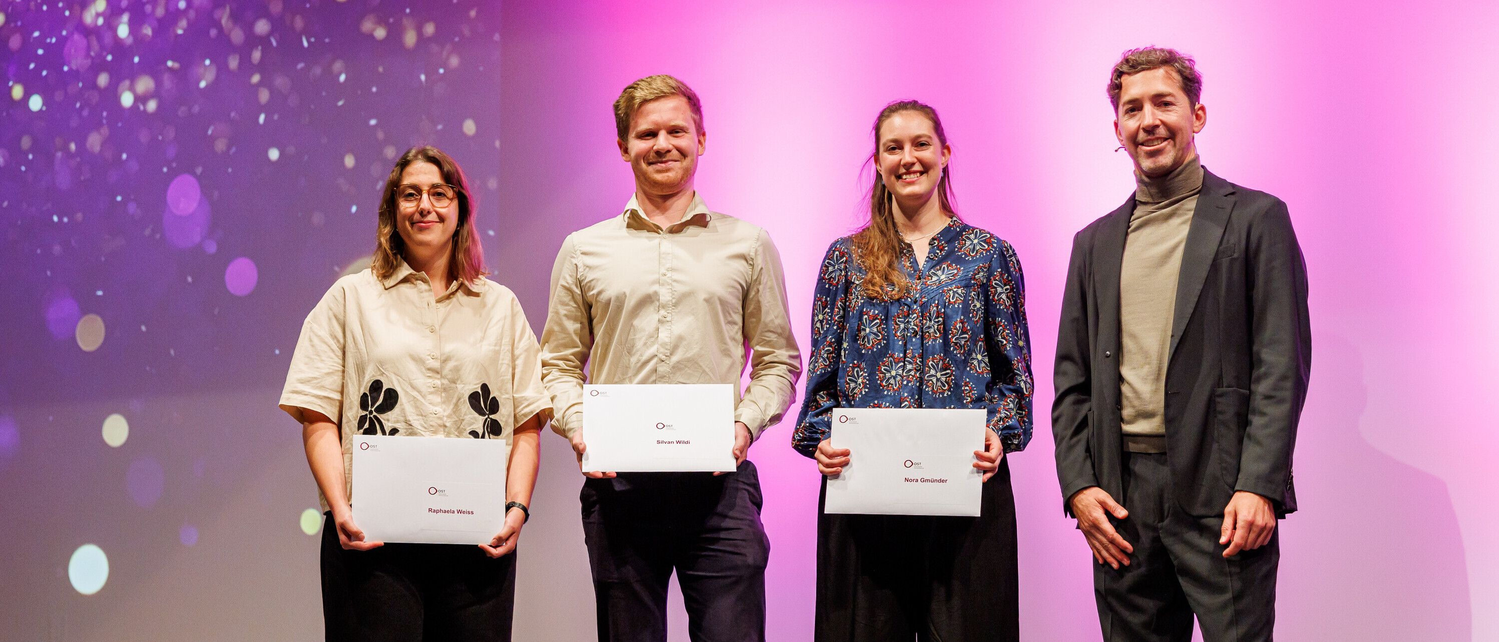 Preisträgerinnen und Preisträger in Landschaftsarchitektur: Raphaela Weiss, Silvan Wildi und Nora Gmünder mit Studiengangsleiter Prof. Christian Kaindl (Foto: Damian Imhof) Preisträgerinnen und Preisträger in Landschaftsarchitektur: Raphaela Weiss, Silvan Wildi und Nora Gmünder mit Studiengangsleiter Prof. Christian Kaindl (Foto: Damian Imhof)