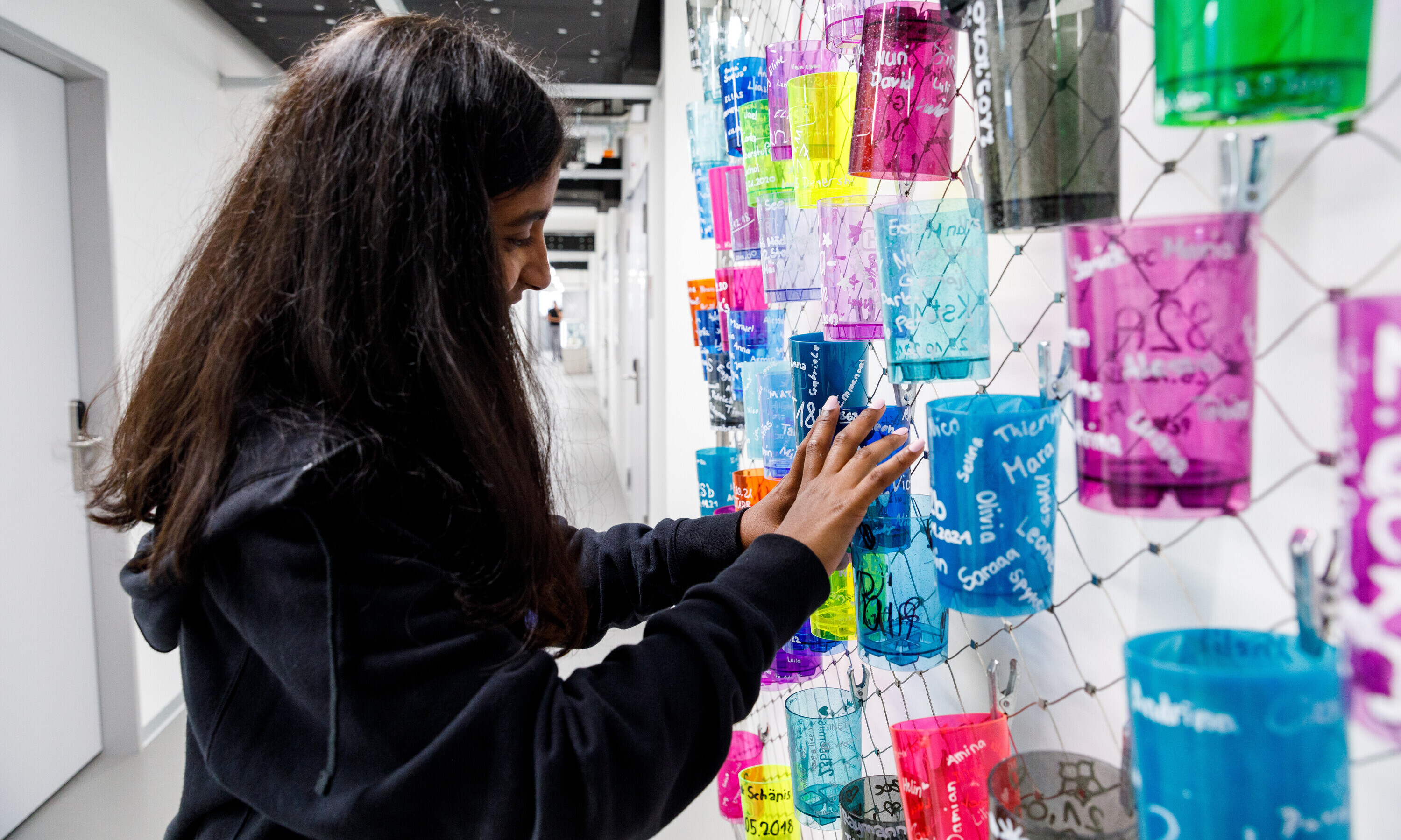 2022_ostlab_jugendliche_becherwand Jugendliche befestigt Becher an Wand im OSTLAB