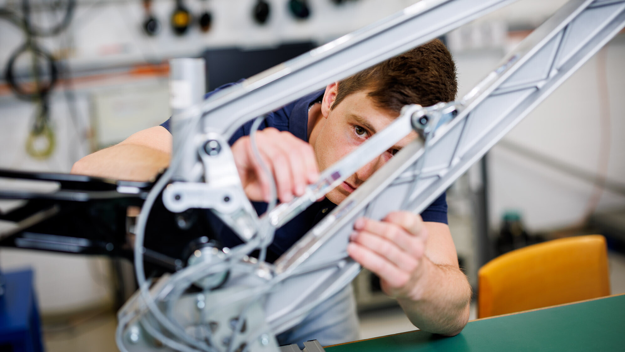 Ein Student misst im Labor die Spannungen, die einen Velorahmen belasten.