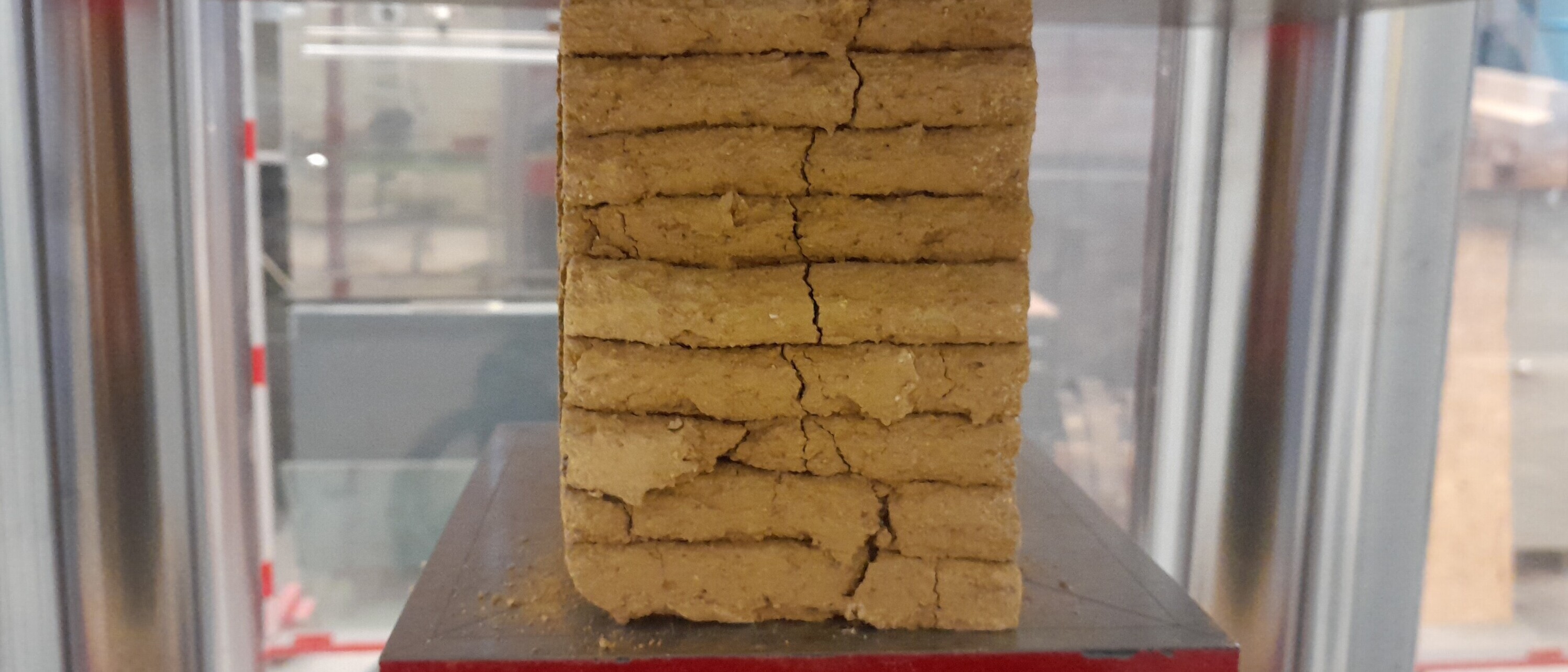 Verhalten von 3D-geprinteten Lehm im Druckversuch (Foto: Prof. Dr. Ivan Marković) Verhalten von 3D-geprinteten Lehm im Druckversuch (Foto: Prof. Dr. Ivan Marković)