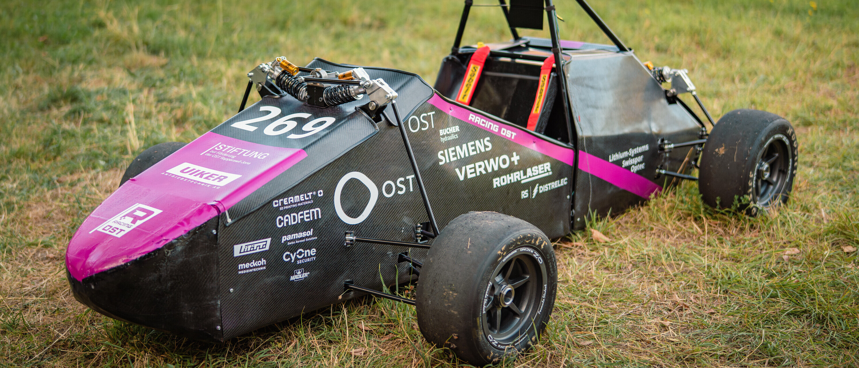 Das Racing OST Rennauto auf der Wiese am Campus Rapperswil.