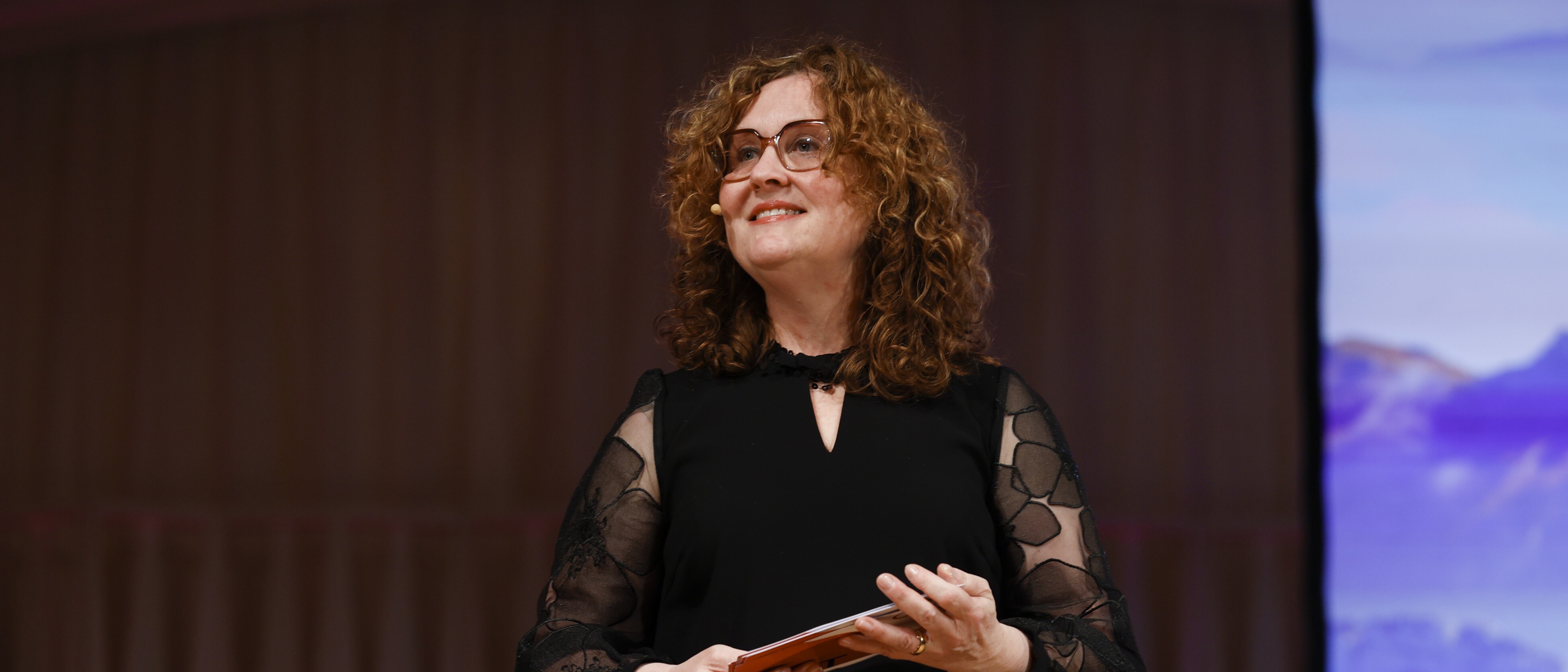 Prof. Dr. Sibylle Minder Hochreutener, Leiterin der Fachabteilung Interdisziplinäre Querschnittsthemen (IQT) der OST, begrüsst die MAS-Absolventinnen und -Absolventen.