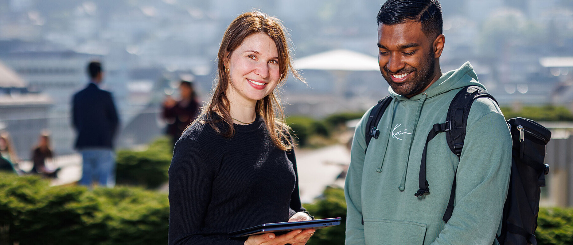 Eine Studentin Master Wirtschaftsinformatik und ein Student Master Wirtschaftsinformatik stehen auf der Terrasse der OST - Ostschweizer Fachhochschule, Campus St.Gallen.