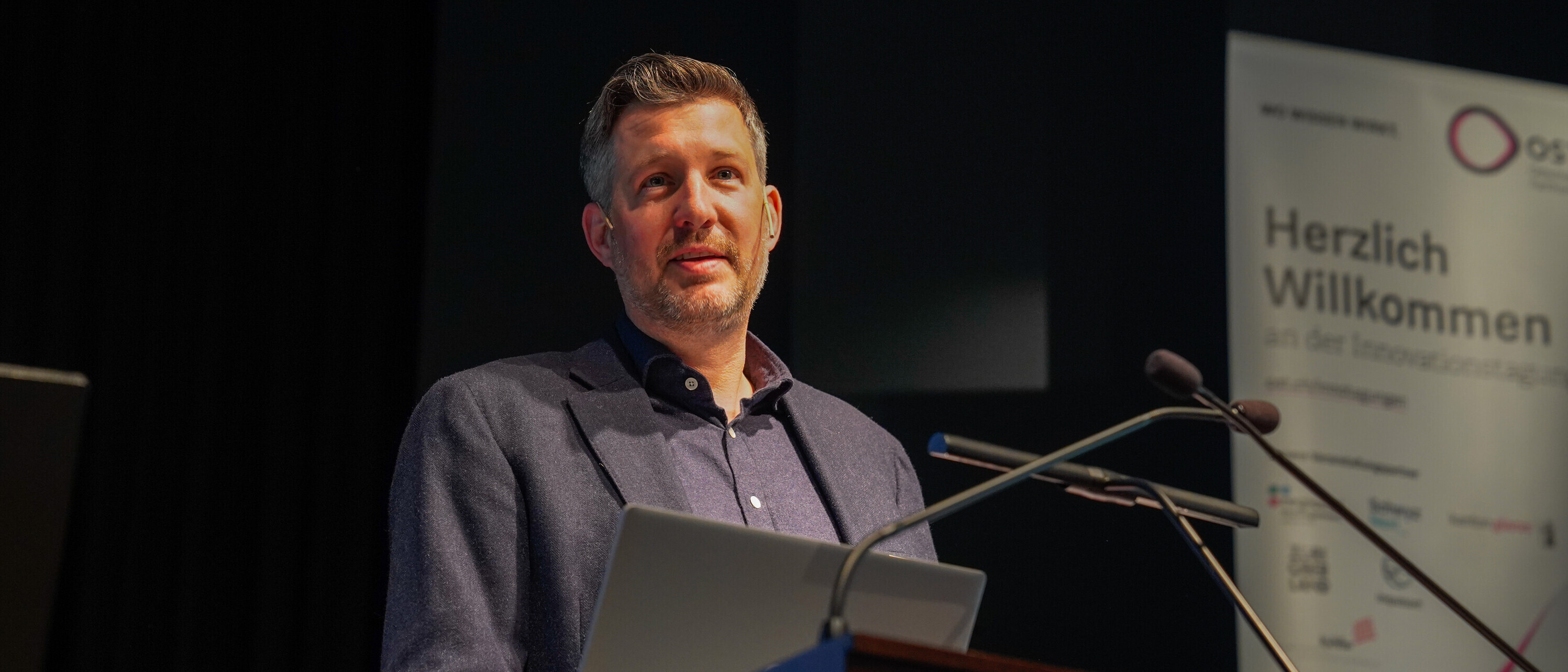 Prof. Hanspeter Keel, Professor für Innovation und Produktentwicklung der OST, begrüsste die Gäste an der 58. Innovationstagung zum Thema «Mensch und Lebensraum» am Campus Rapperswil-Jona.