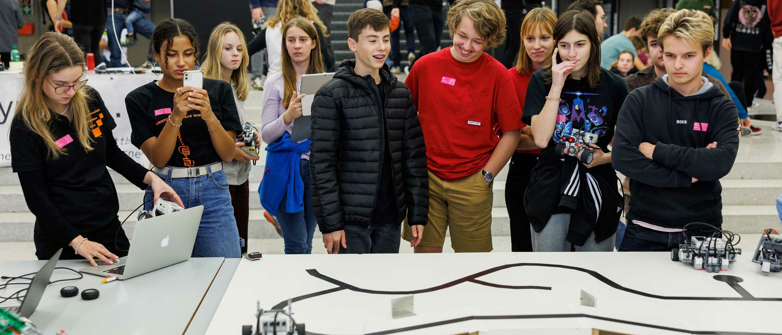 Jugendliche verfolgen die RobOlympics an der Ostschweizer Fachhochschule
