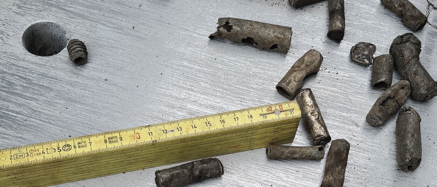 Ein vom UMTEC entwickeltes Verfahren trennt Batterien und Schlackenrückstände vor dem Einschmelzen vom Eisenschrott. So entsteht ein hochwertigerer Stahlschrott und die Belastung von Umwelt und Bevölkerung durch Zink wird reduziert.