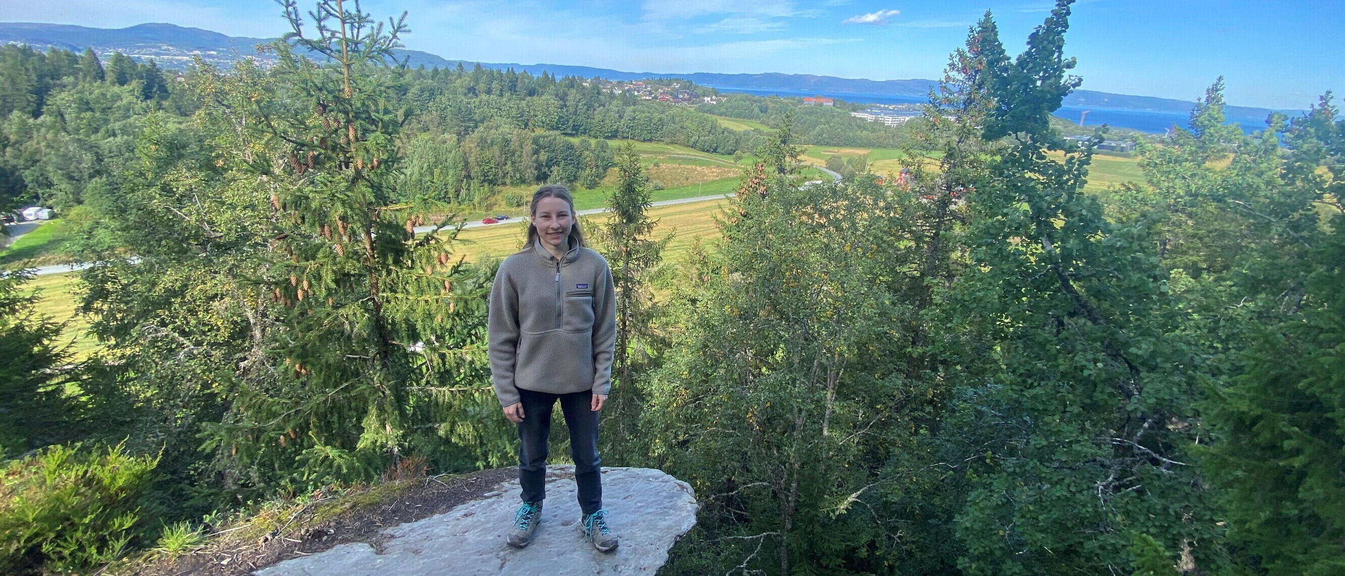 Die Bauingenieurwesen-Studentin Melissa Haumüller steht auf einem Felsvorsprung während ihres Auslandssemesters in Norwegen