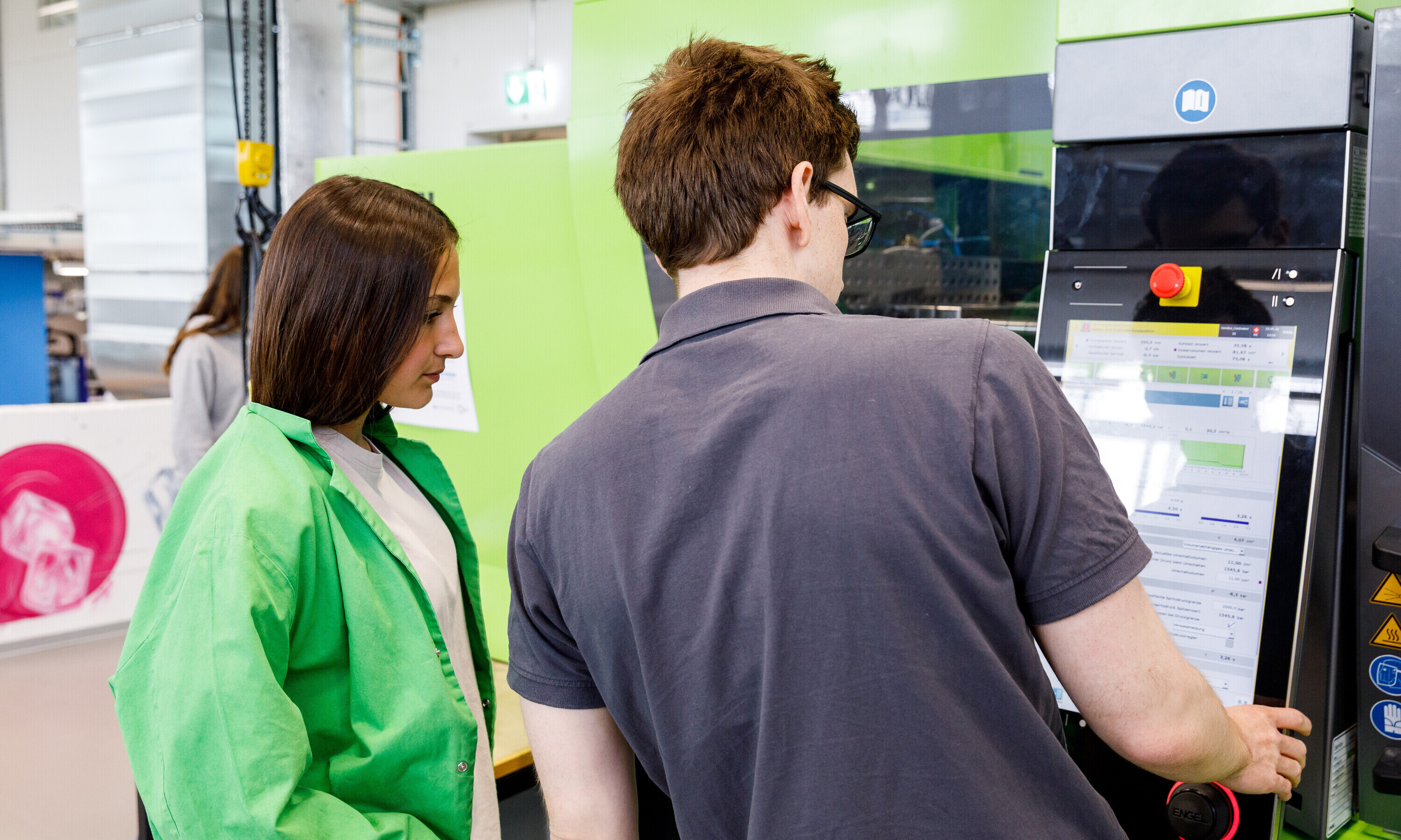 2022_ostlab_betreuung_spritzguss Arbeit an Spritzguss-Maschine im OSTLAB