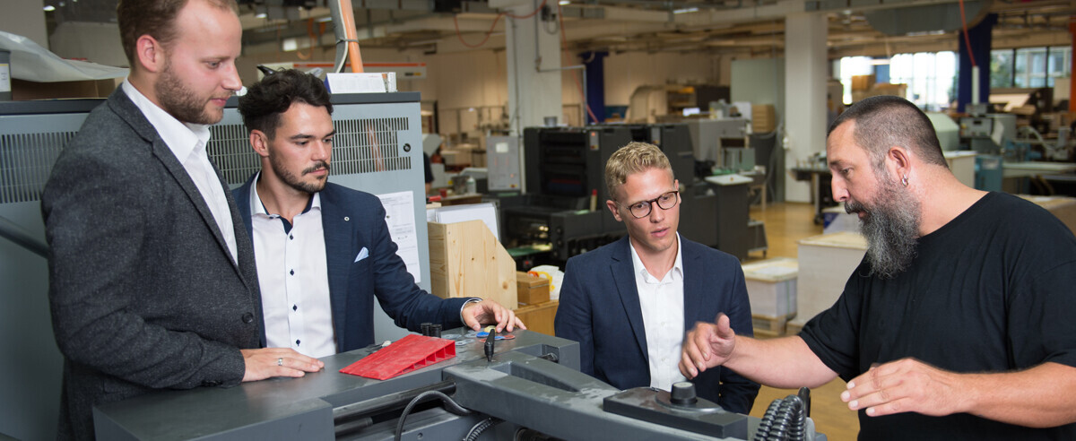 Studierende beim Kunden für Praxisprojekte