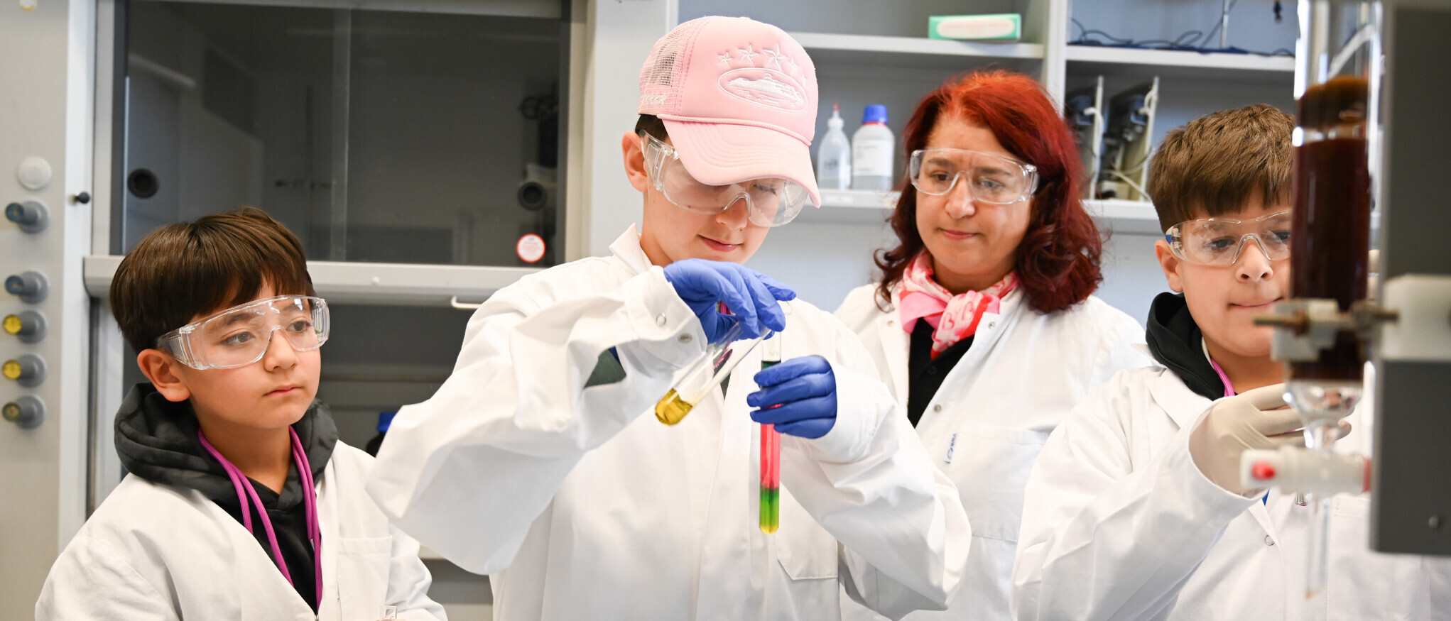 Kinder im Chemielabor.