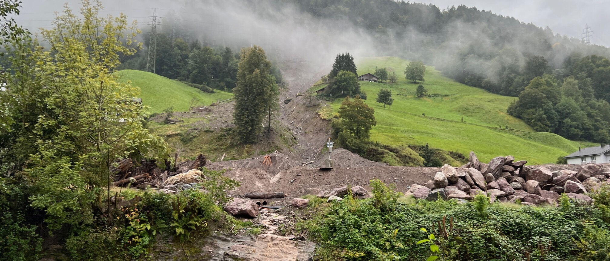 Das Bild zeigt den Erdrutsch, der sich im Jahr 2024 im Glarner Dorf Schwanden ereignete.