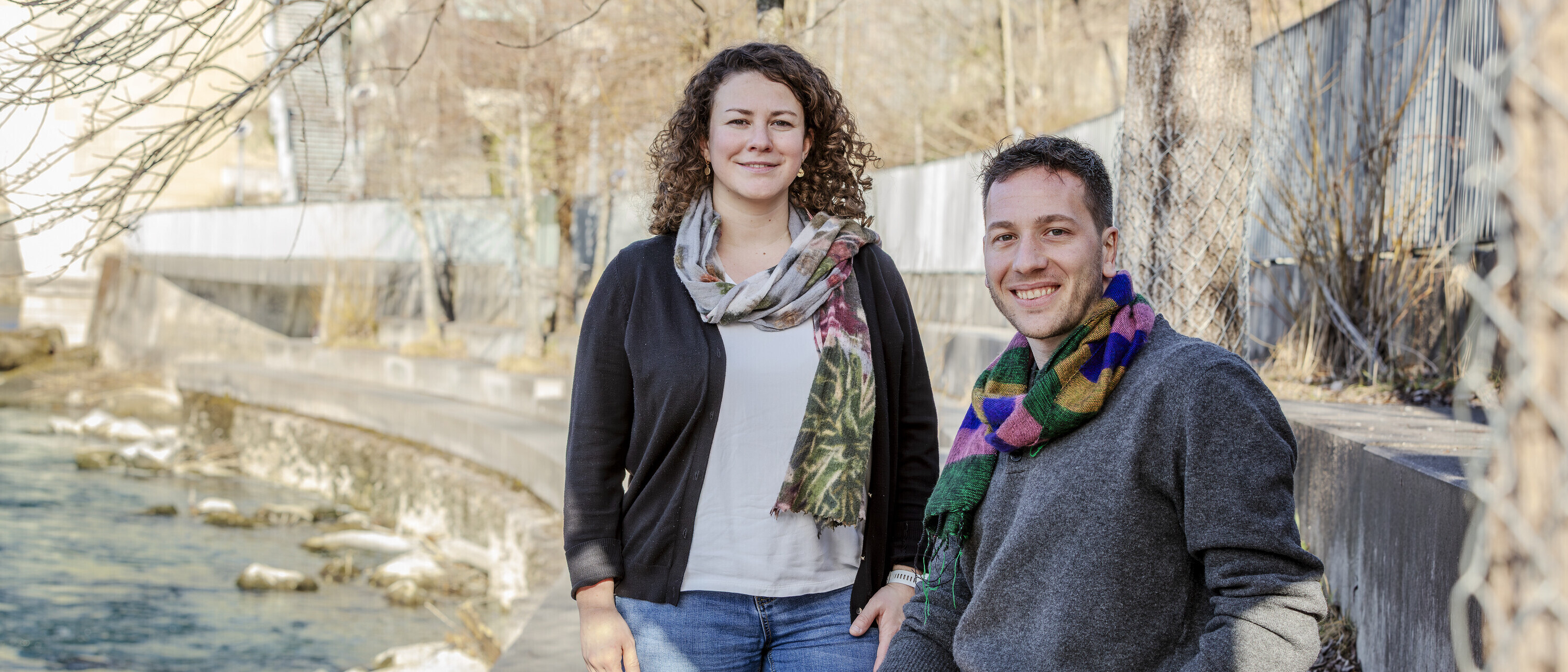 Tamara Kast und Marco Lehmann posieren am Flussufer.