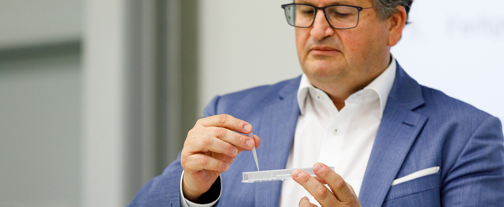Anerkennungspreis: Frank Ehrig demonstriert wie Pipettenspitzen in der Medizintechnik eingesetzt werden.