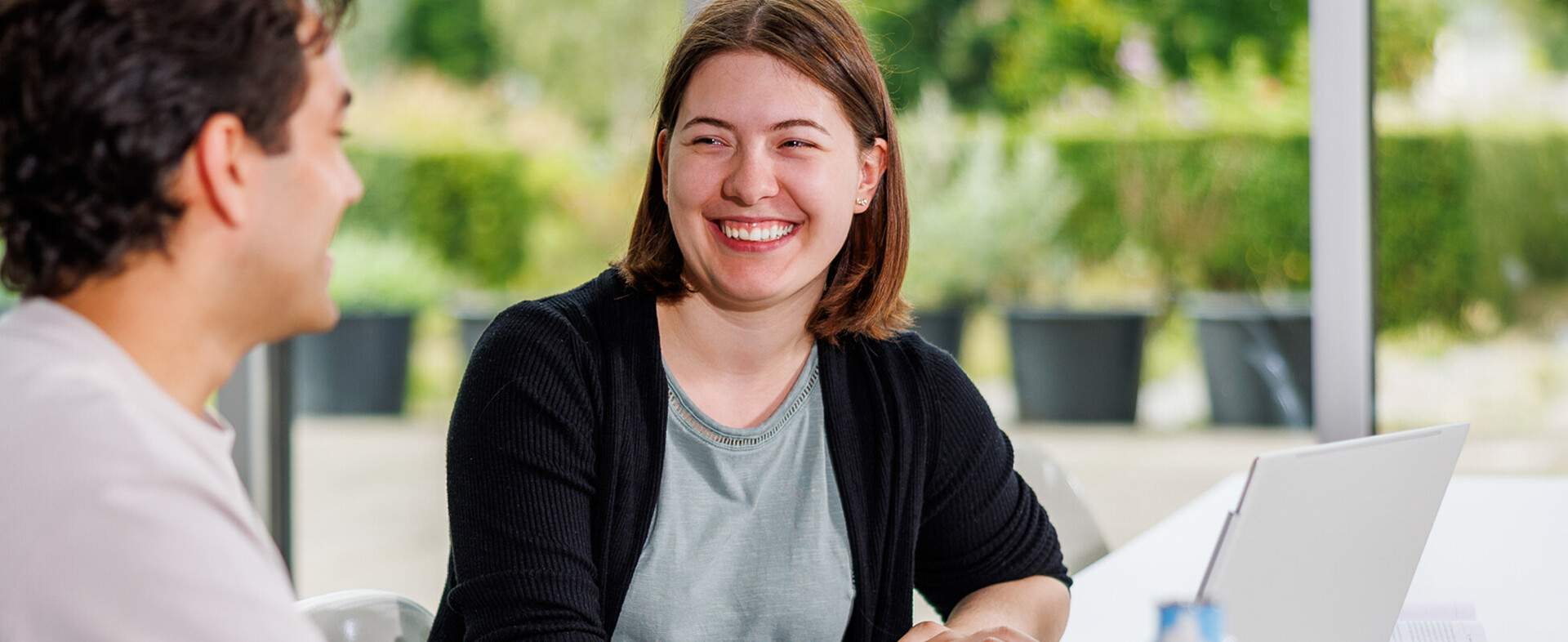 Vier Studierende des Bachelor Wirtschaftsinformatik im Campusgebäude