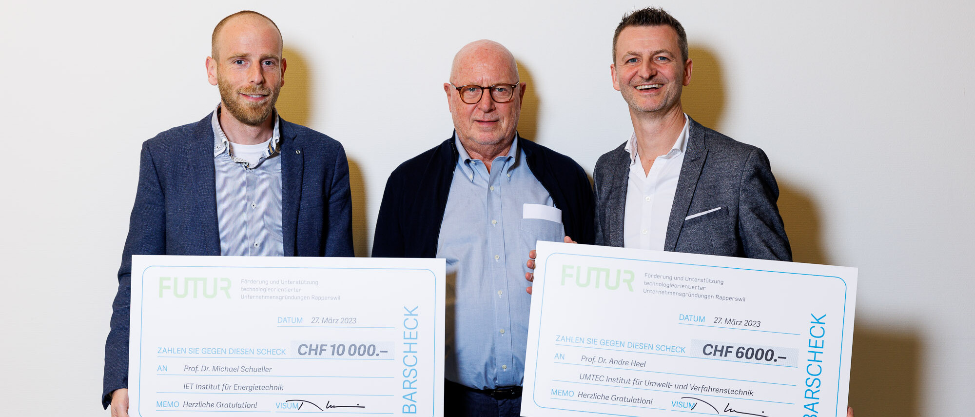FUTUR Verleihung: Preisträger Michael Schueller  (links) und Andre Heel (rechts) mit Thomas Schmidheiny 