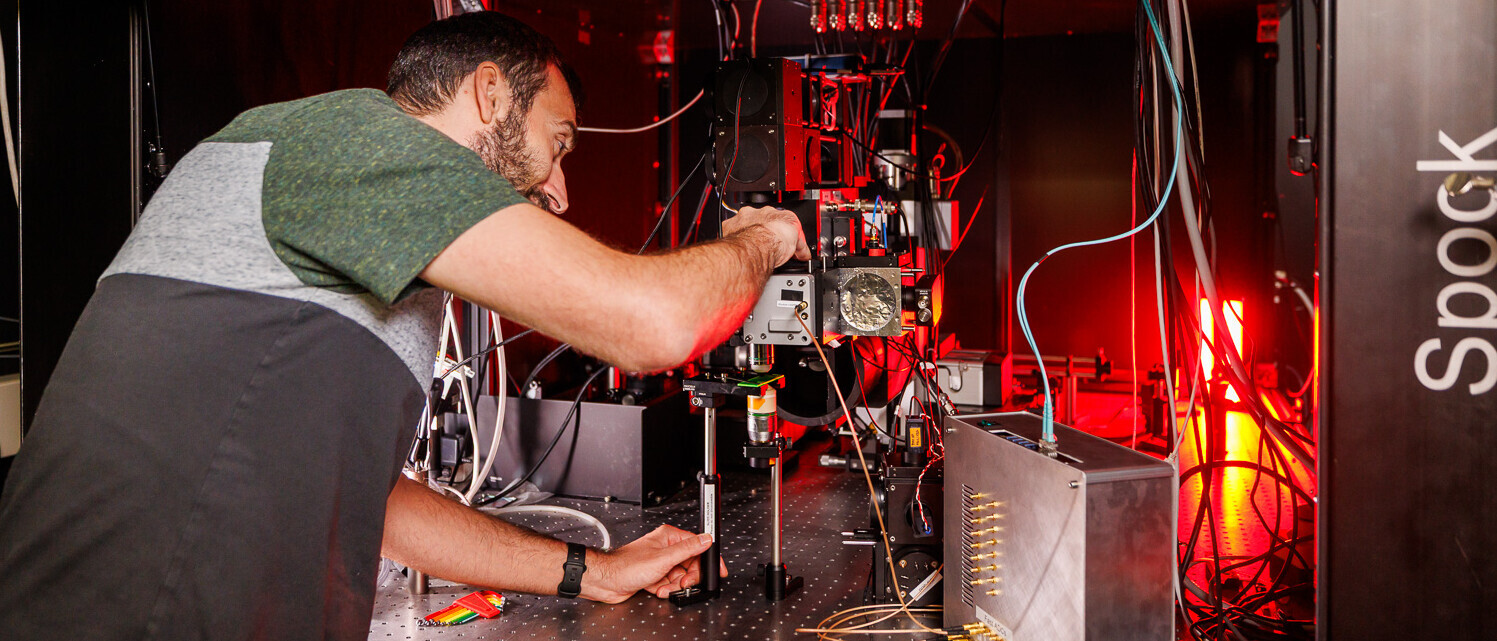 Der Zellmesslaser bietet quantitative Einblicke in molekulare Prozesse in lebenden Organismen und wird unter anderem bei der Krebszellenanalyse eingesetzt.