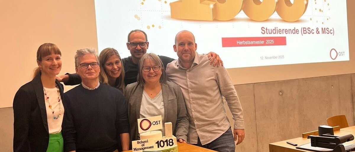 Studiengangsleitungen der School of Management der OST feiern 1000+ Studierende