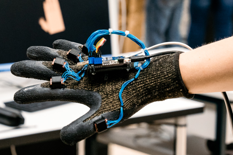 Hand mit Sensor-Handschuh