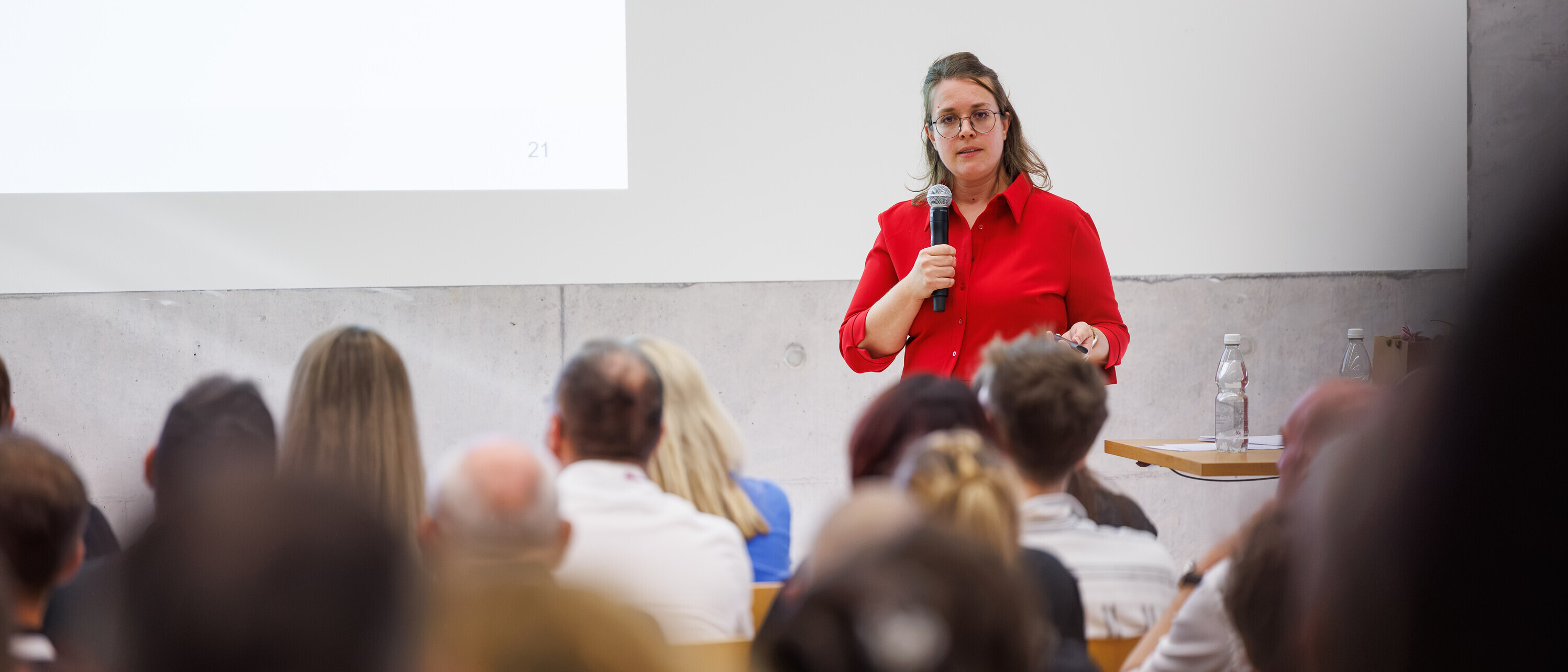 Kathrin Loppacher hält ein Referat vor dem Publikum am Inspiration-Day.