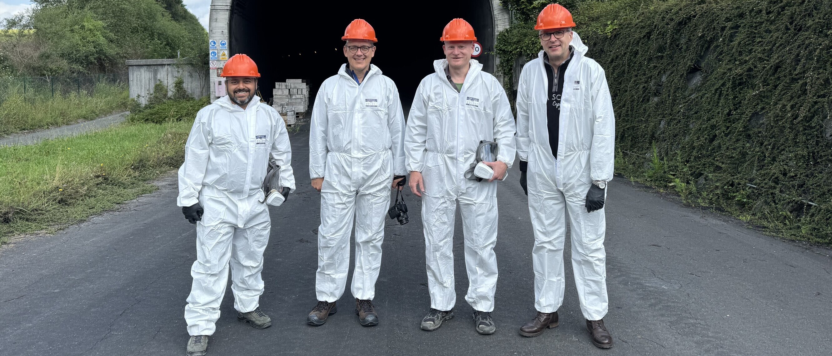 IET-Projektteam vor 600 Meter langem Testtunnel in Spanien.