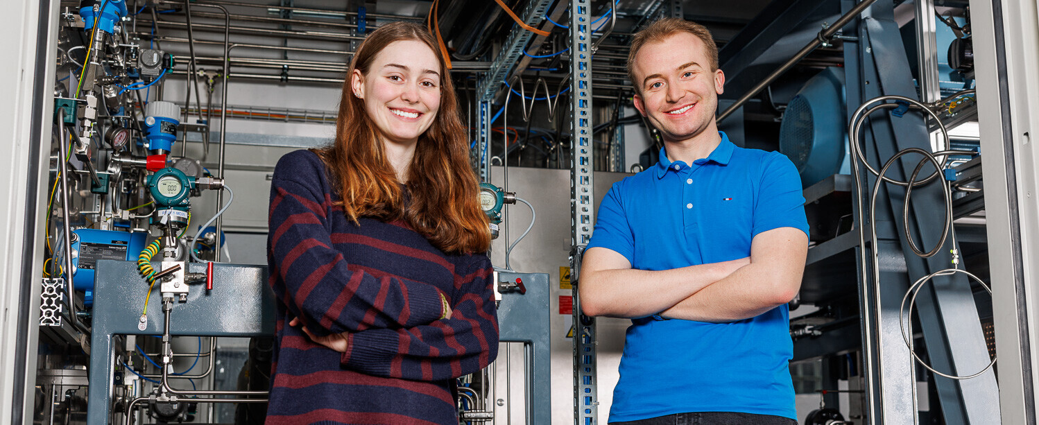 Zwei Studierende im Bachelorstudiengang Erneuerbare Energien und Umwelttechnik an der OST in der Wasserstofftankstelle der OST.