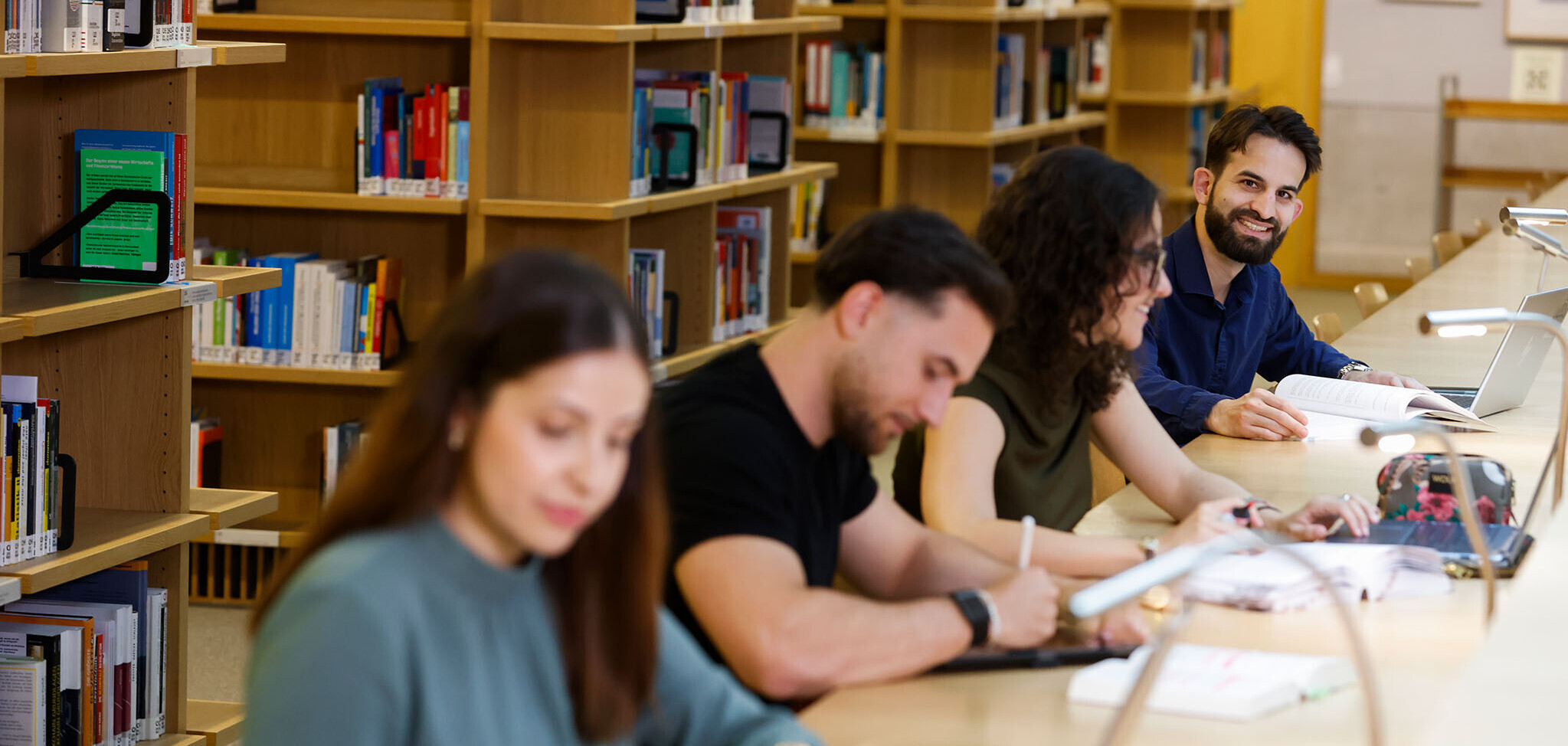 Studierende sitzen an Arbeitsplätzen in der Bibliothek der OST
