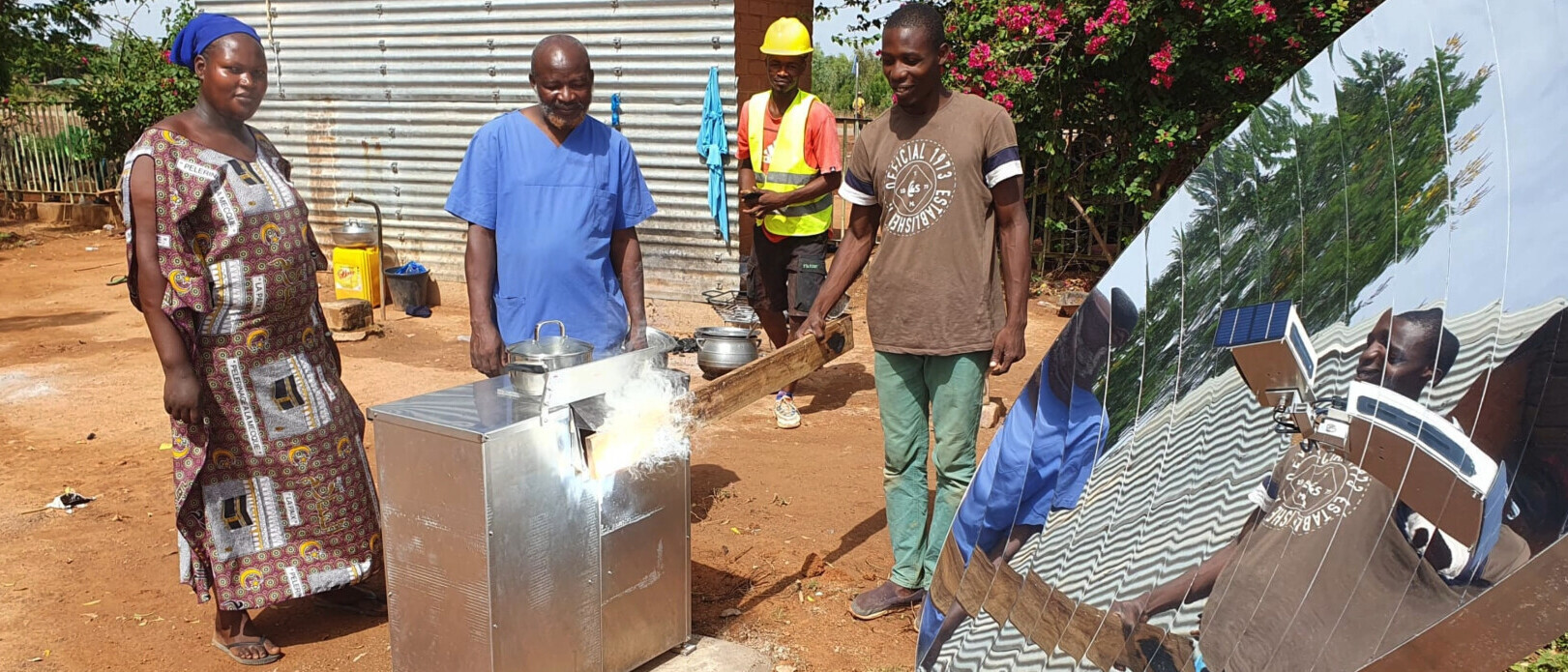 Drei Personen stehen vor Solarküche in Burkina Faso.
