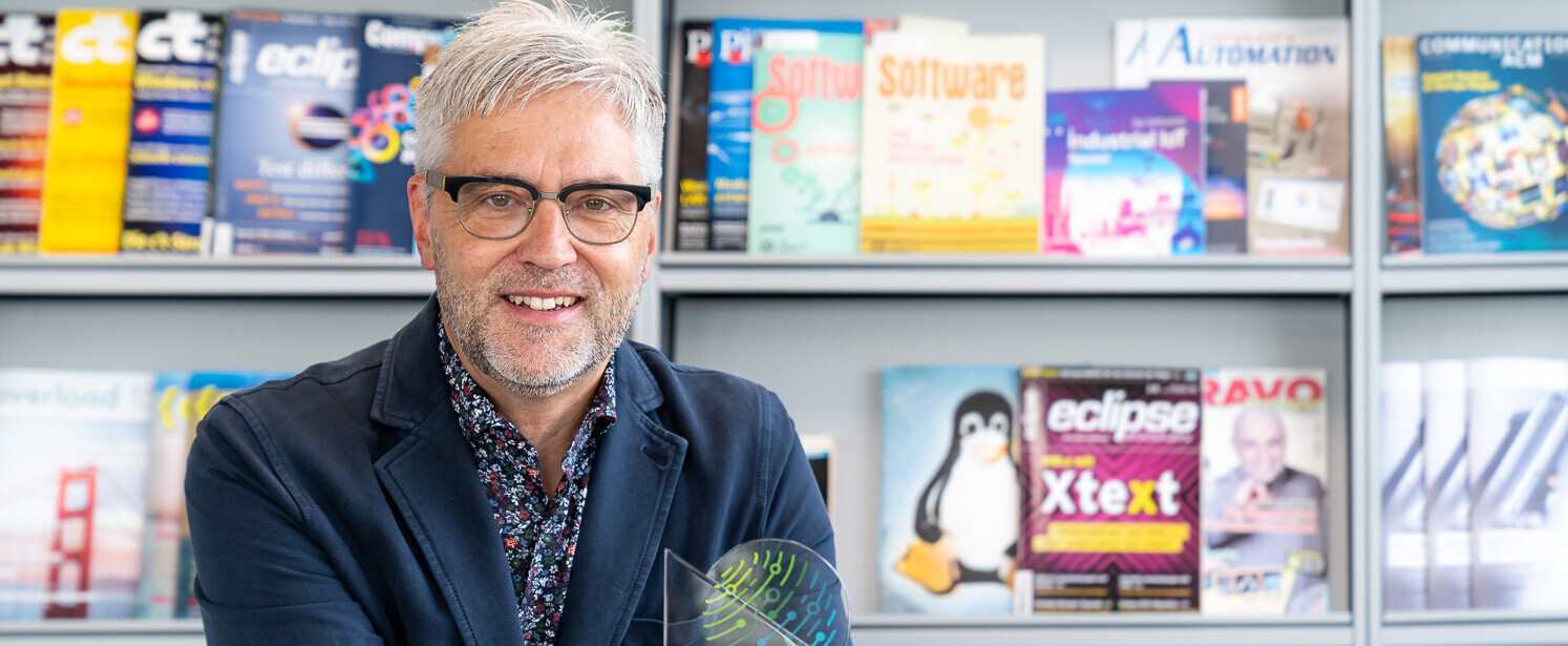 HSR (heute OST) Projekt OpenSchoolMaps gewinnt DINAcon-Award: Professor Stefan Keller mit dem Preis.