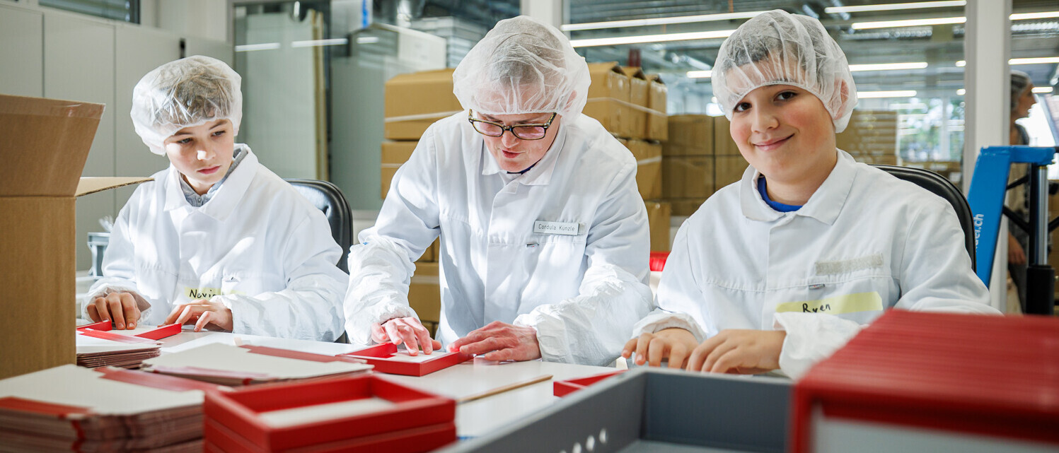 Kinder lernen die Arbeitsfelder von Bauingenieur/innen, Raumplaner/innen oder Landschaftsarchitekt/innen kennen.