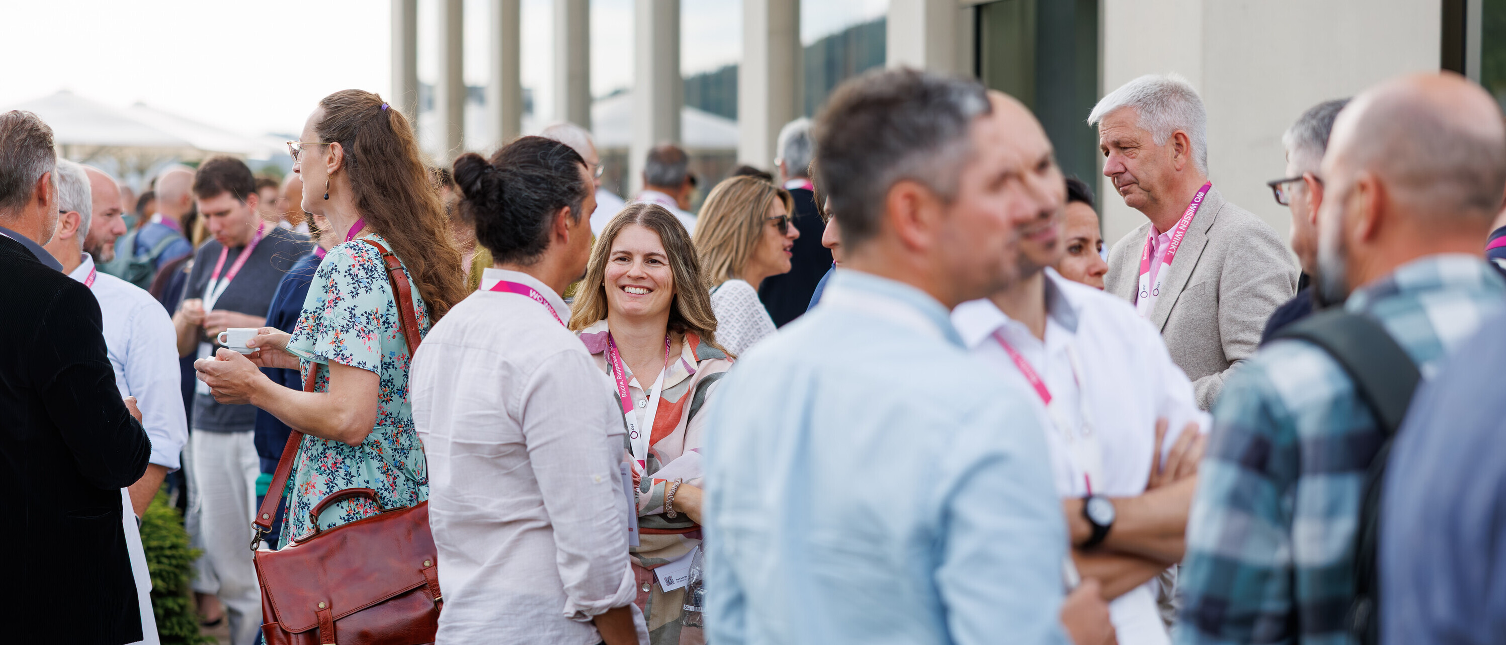 Besucherinnen und Besucher unterhalten sich beim Networking-Apéro.