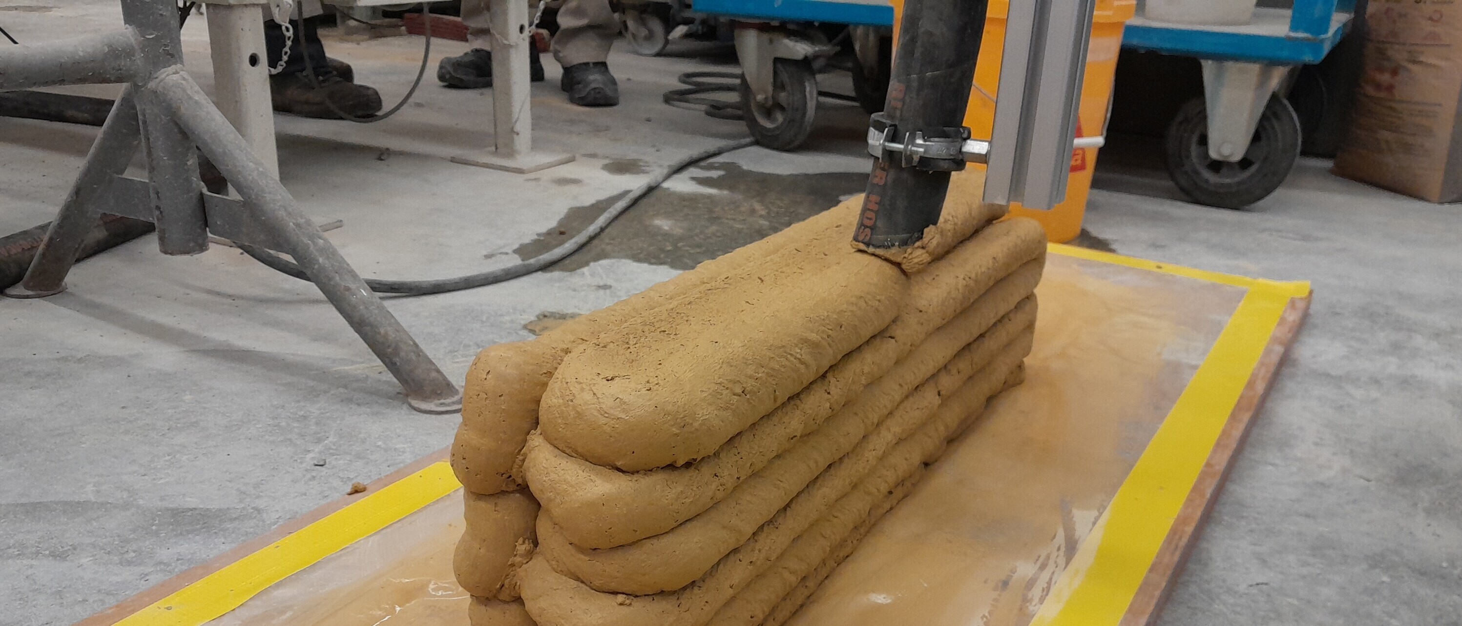 3D-geprintetes Lehm mit Roboter, Versuch an der OST, Oktober 2024 (Foto: Prof. Dr. Ivan Marković) 3D-geprintetes Lehm mit Roboter, Versuch an der OST, Oktober 2024 (Foto: Prof. Dr. Ivan Marković)