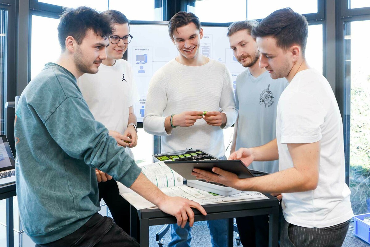 Fünf angehende Wirtschaftsingenieur im Bachelorstudium haben für die Firma Elesta GmbH ein Relais-Auswahltool entwickelt.