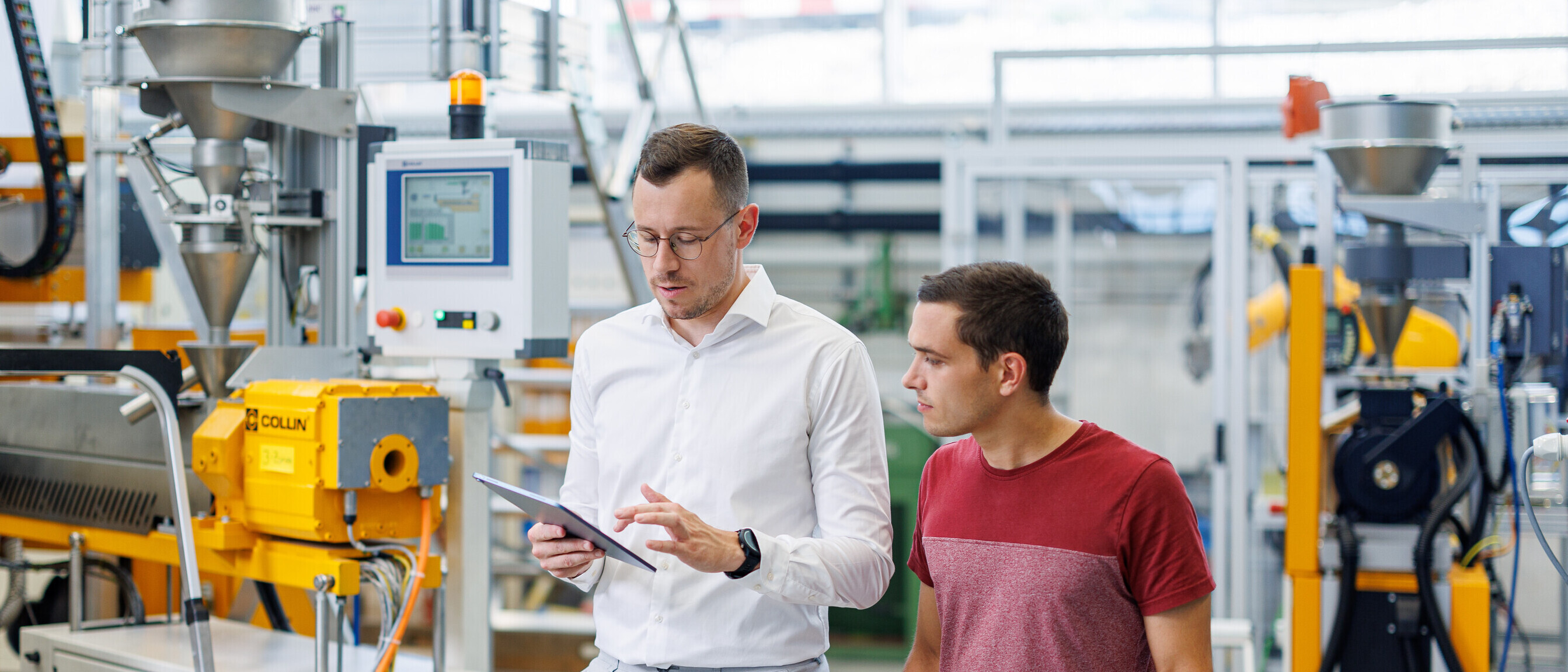 Zwei Männer in einer Produktionsanlage als Symbolbild für Master Business Engineering (MSE ) 