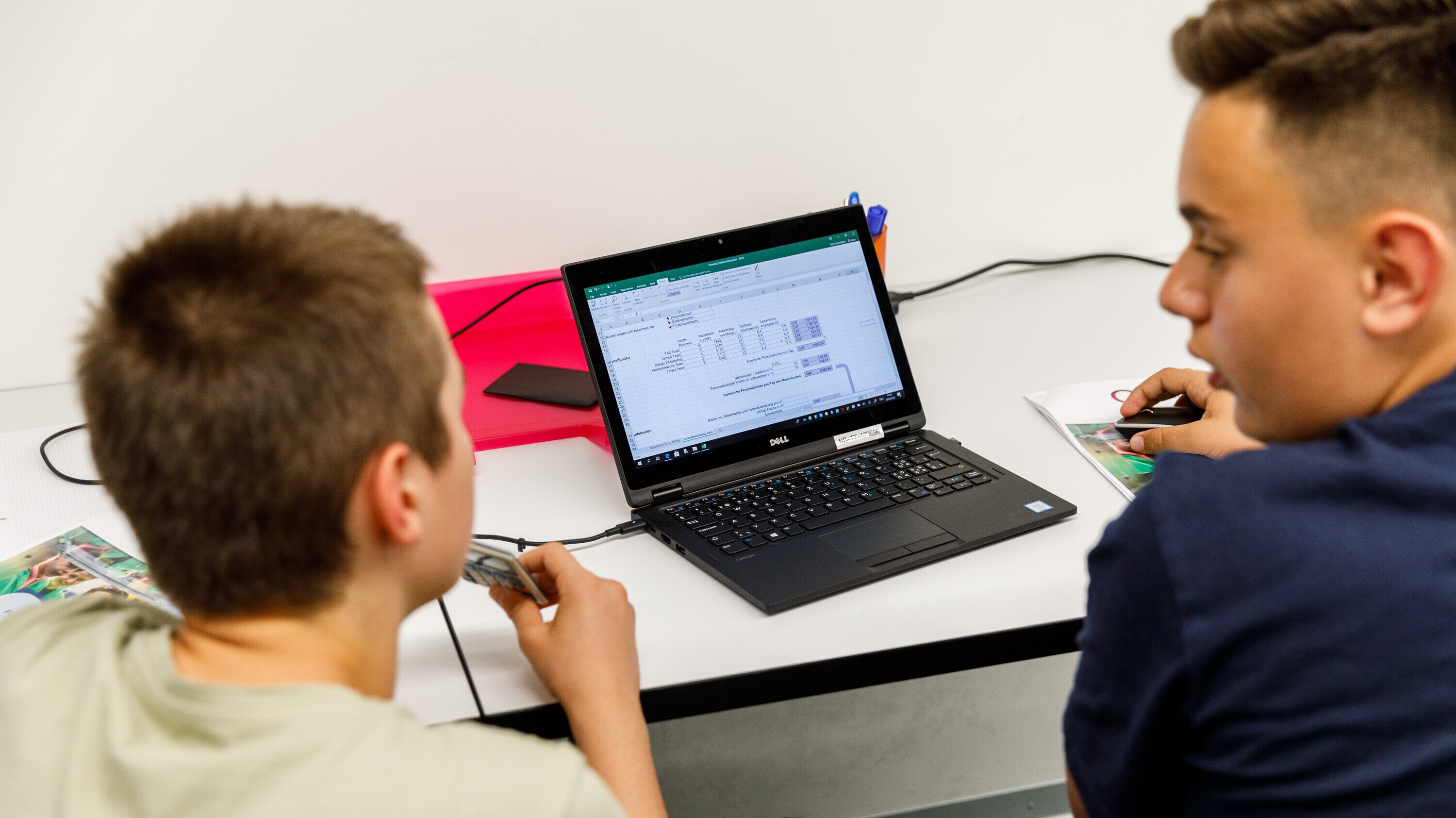 2022_ostlab_team_finanzen Jugendliche arbeiten an Laptop im OSTLAB