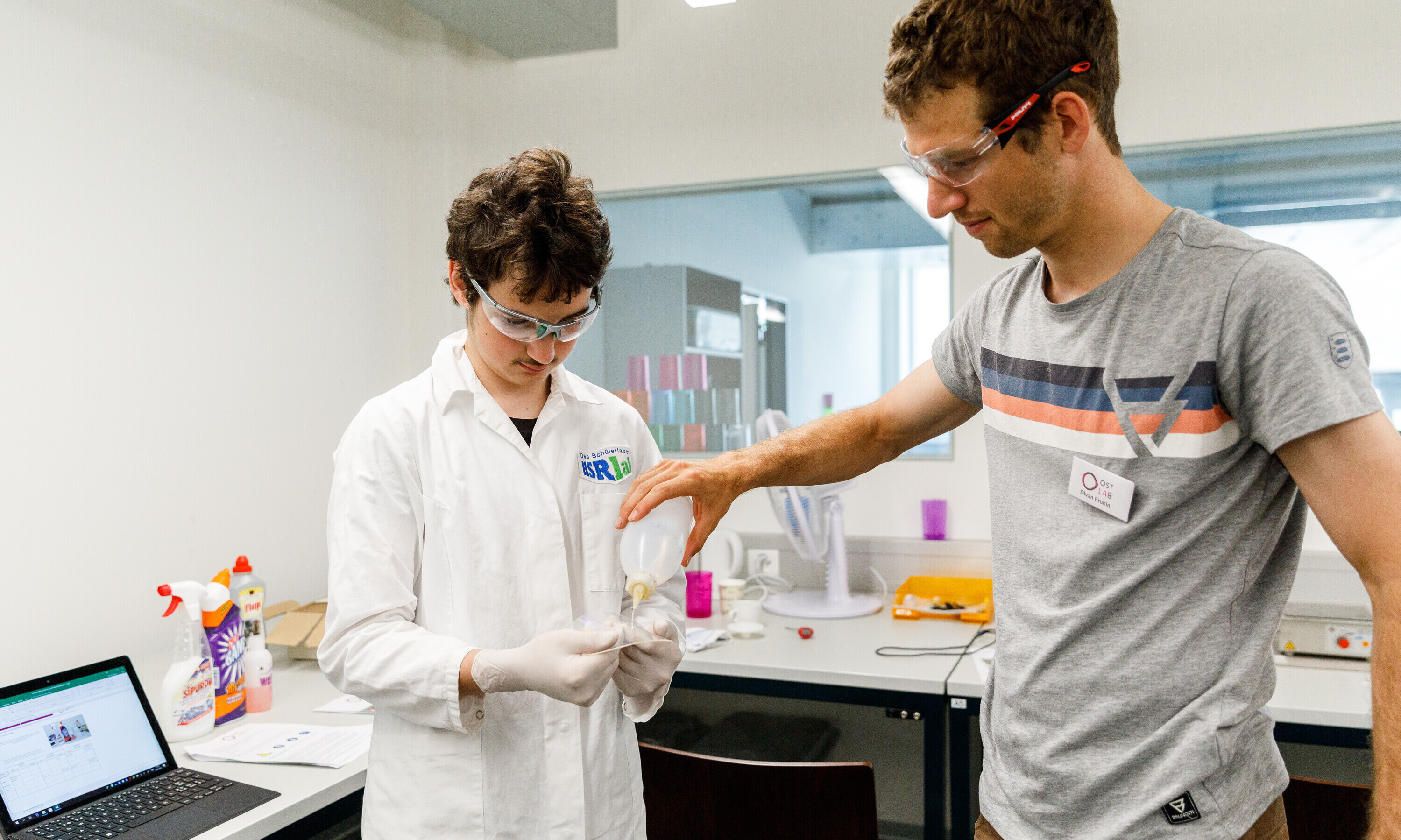 2022_ostlab_betreuung Jugendlicher arbeitet im Labor im OSTLAB und erhält Hilfe von Betreuer
