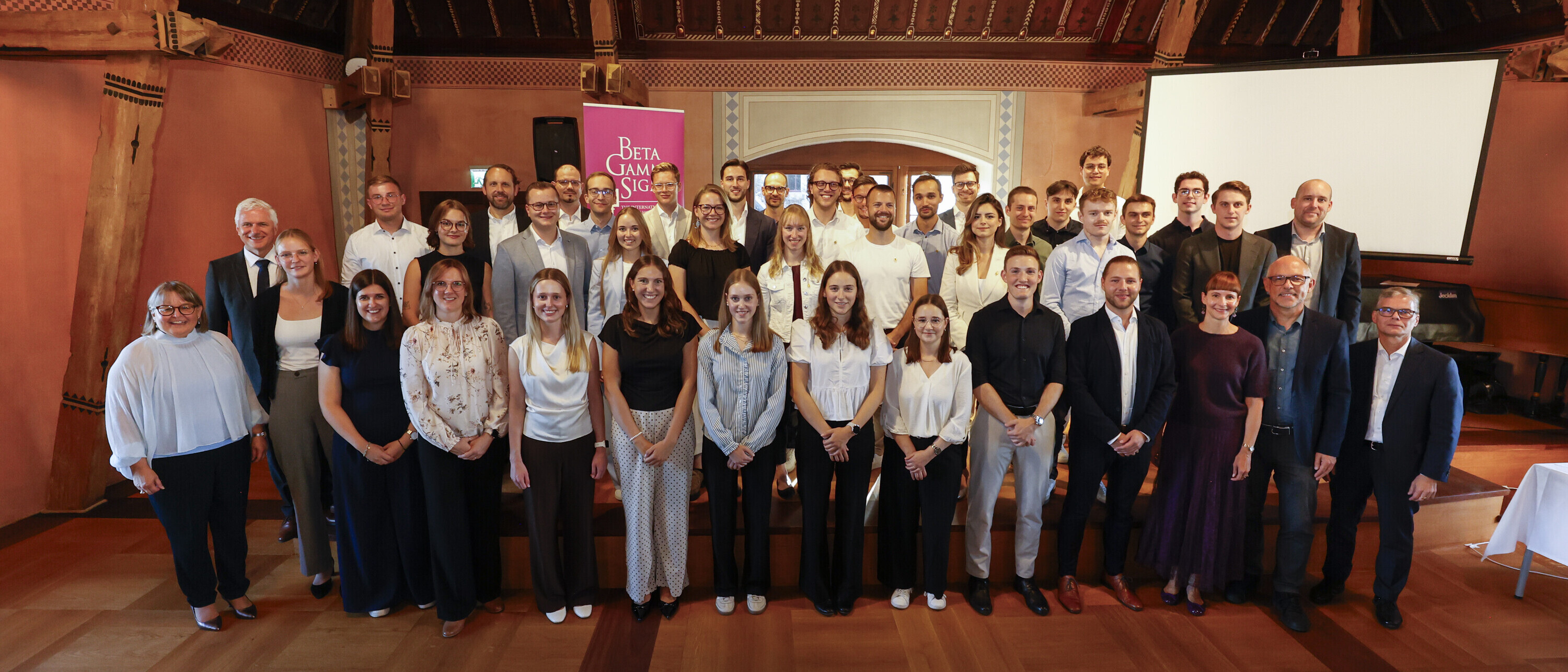 Die ersten Mitglieder der Orstgruppe von Beta Gamma Sigma an der OST School of Management.