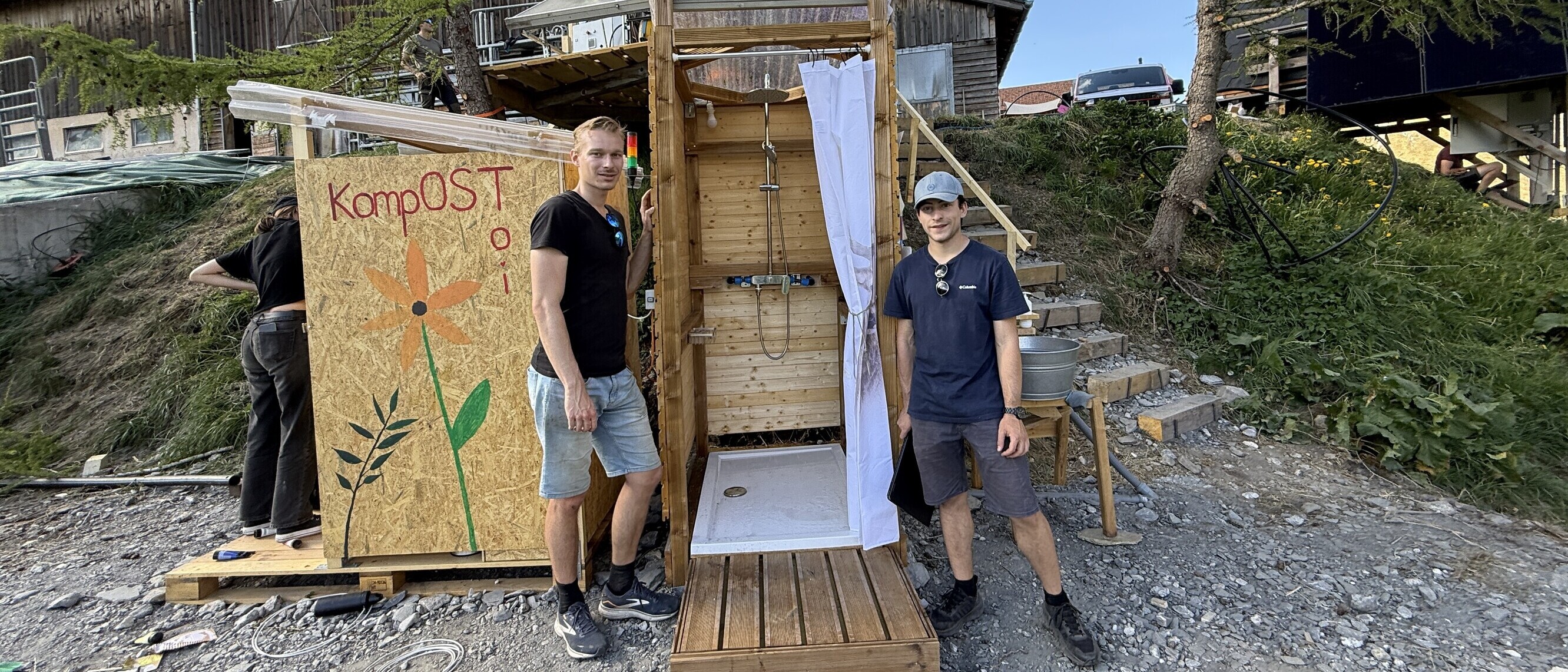 Neben der Kompost-Toilette zählt auch eine Regenwasser-Dusche zur Ausstattung.