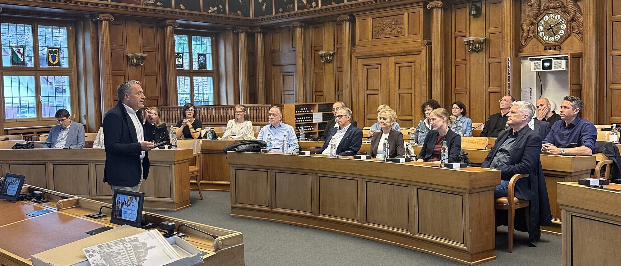 Daniel Lehmann, Leiter Amt für Wirtschaft und Arbeit (AR), empfängt den Beirat im Kantonsratssaal.