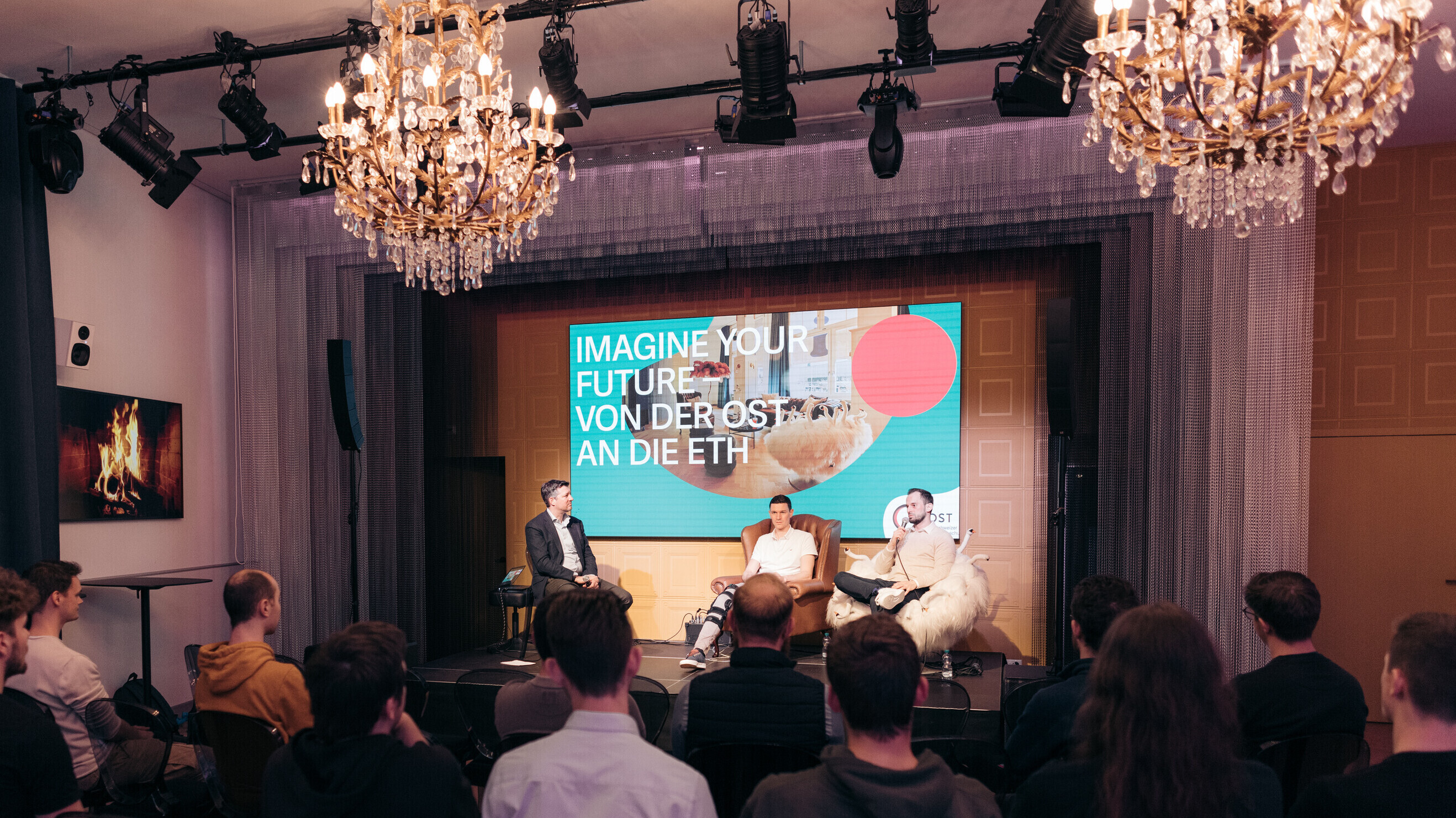 Studiengangleiter Hanspeter Keel spricht mit zwei Absolventen über die Möglichkeit, nach dem Bachelorstudium Maschinentechnik | Innovation an der OST einen Master an der ETH zu absolvieren.