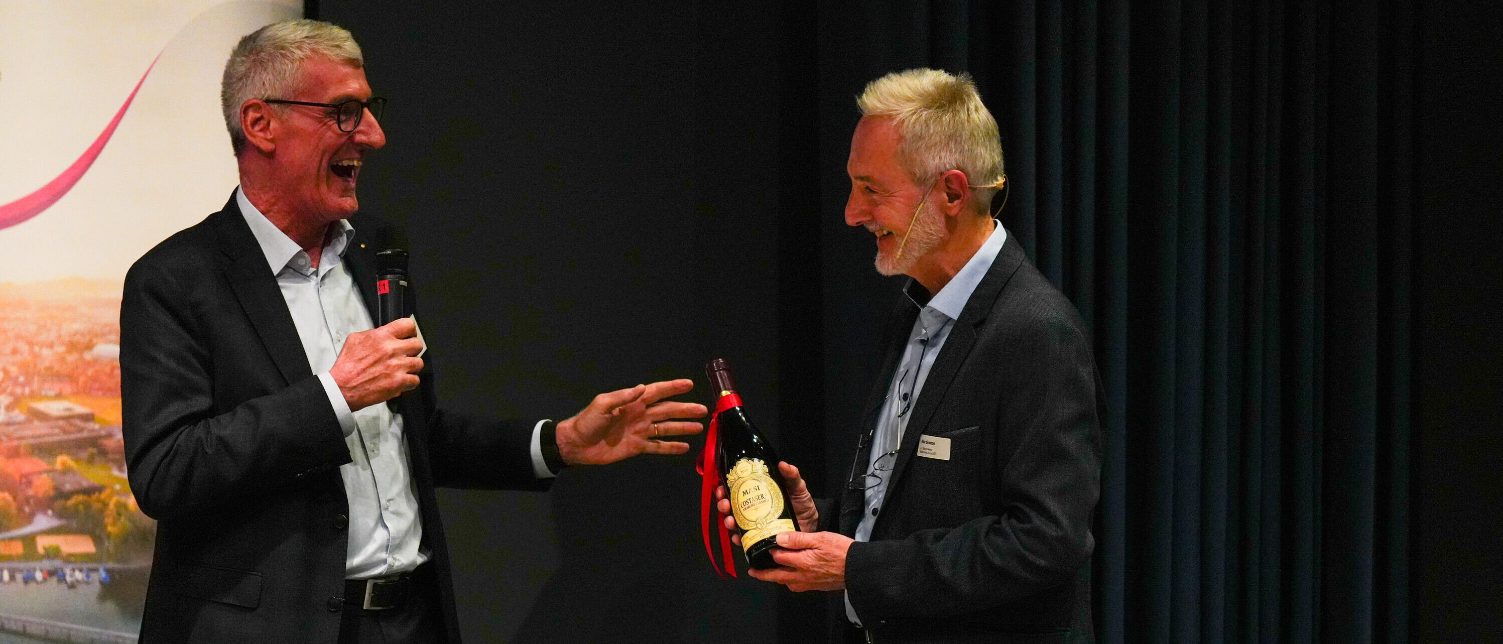 Alex Simeon wird für 21 Jahre Innovationstagung verdankt.