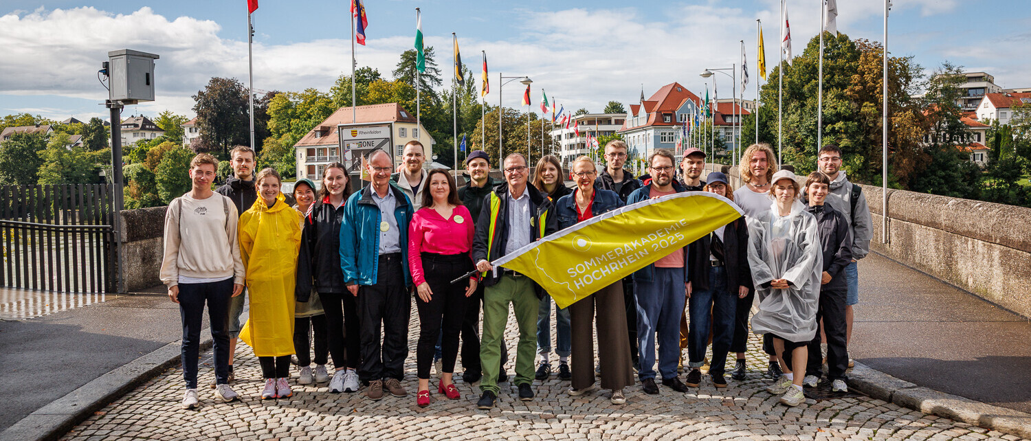 Begegnung auf der historischen Rheinbrücke zwischen den beiden Rheinfelden: Deutsche und Schweizer Vertreterinnen und Vertreter aus Politik, Verwaltung und der Hochrheinkommission.