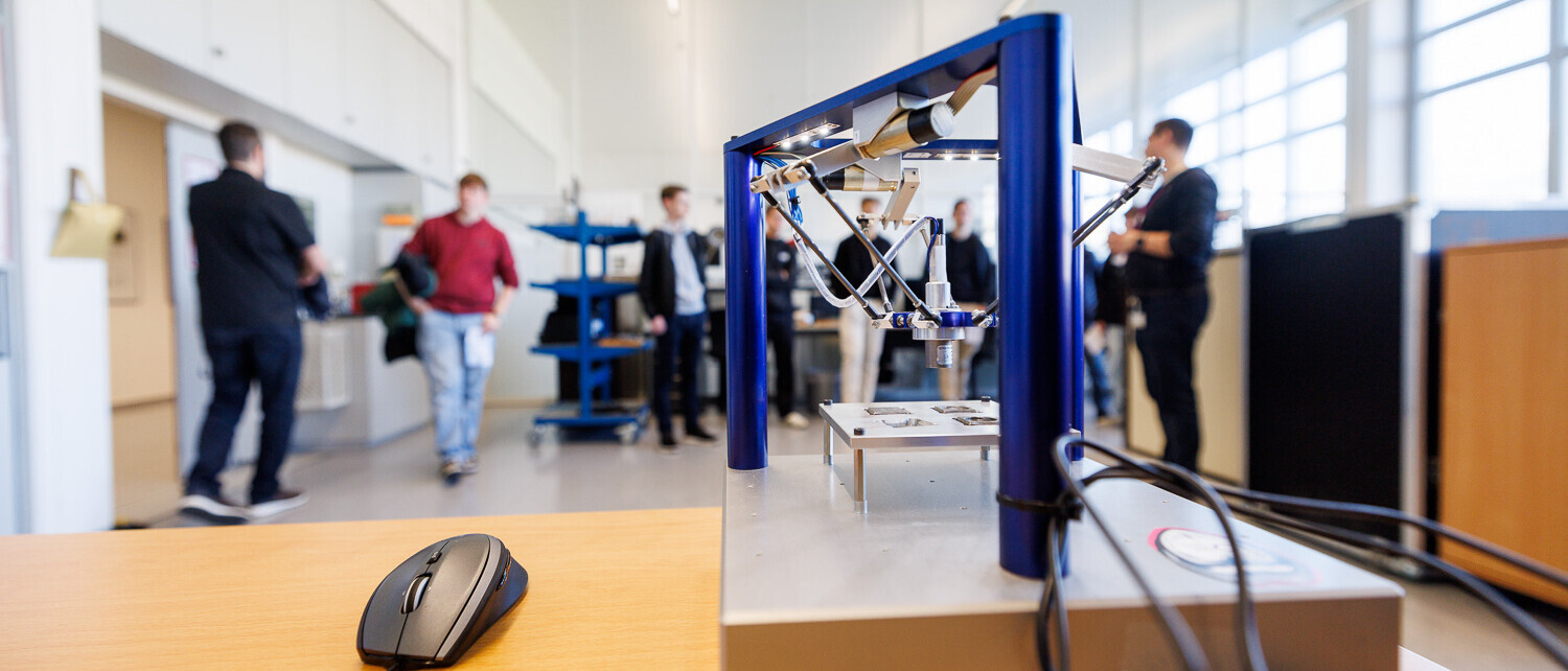 Am Infotag in Buchs können Studieninteressierte die Labore kennenlernen und mit Dozierenden ins Gespräch kommen.