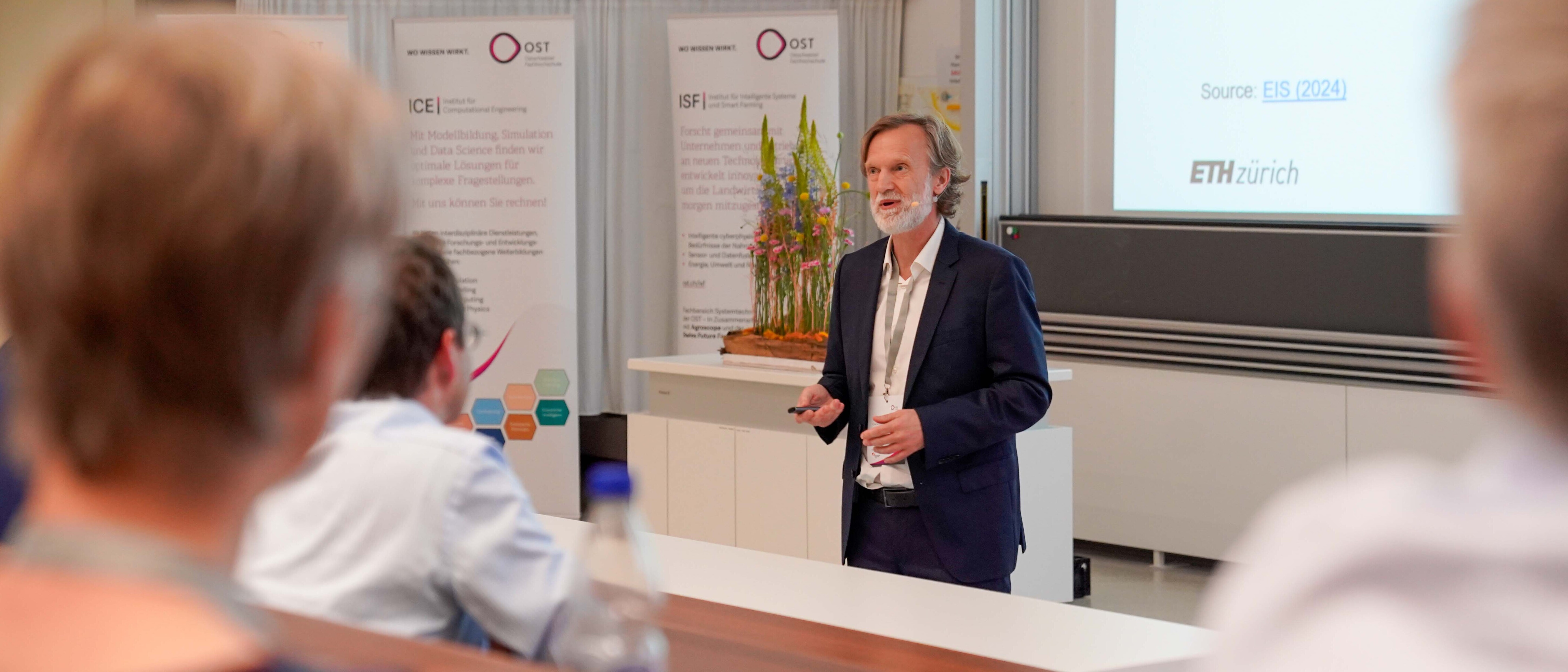 Prof. Dr. Martin Wörter, Bereichsleiter Innovationsökonomie der Konjunkturforschungsstelle KOF der ETH Zürich, hält eine Präsentation am Technologietag 2026.