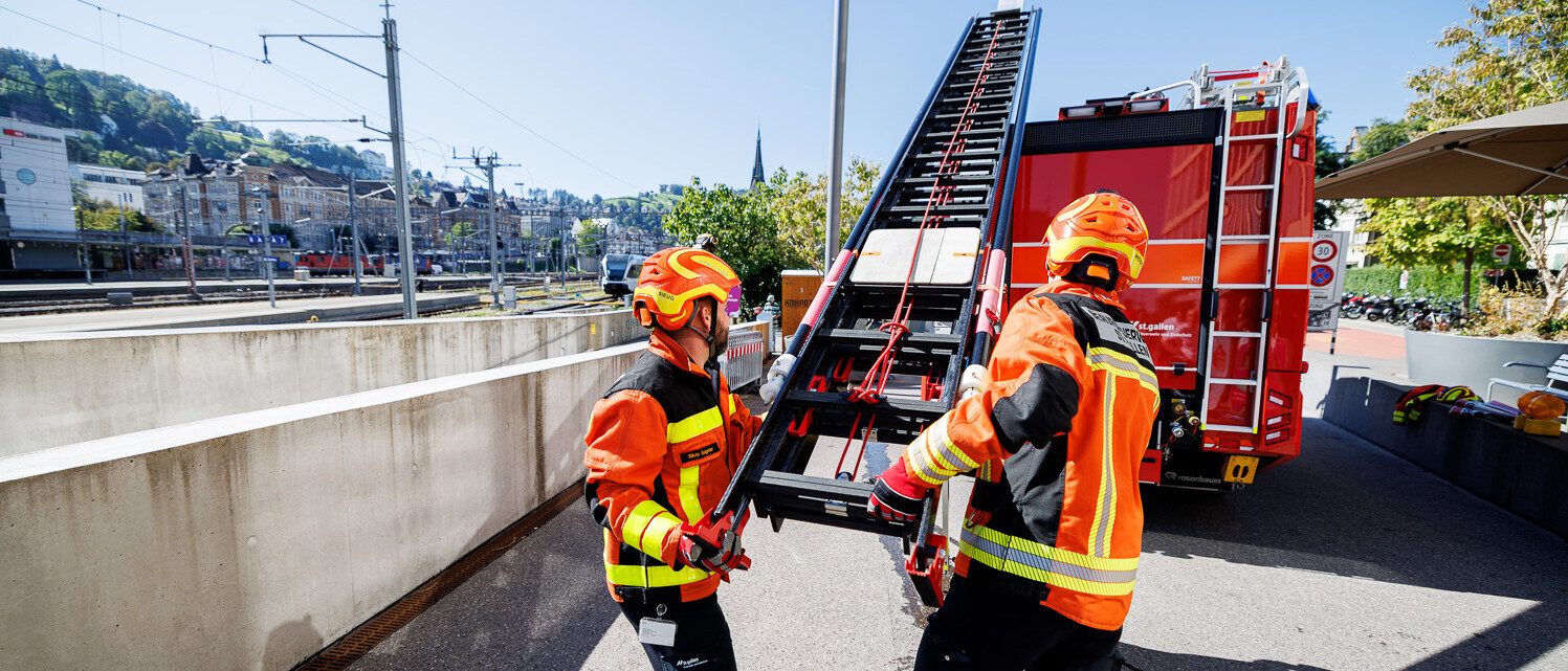 Zwei Feuerwehrleute demonstrieren die Carbonleiter vor dem Campus St.Gallen.