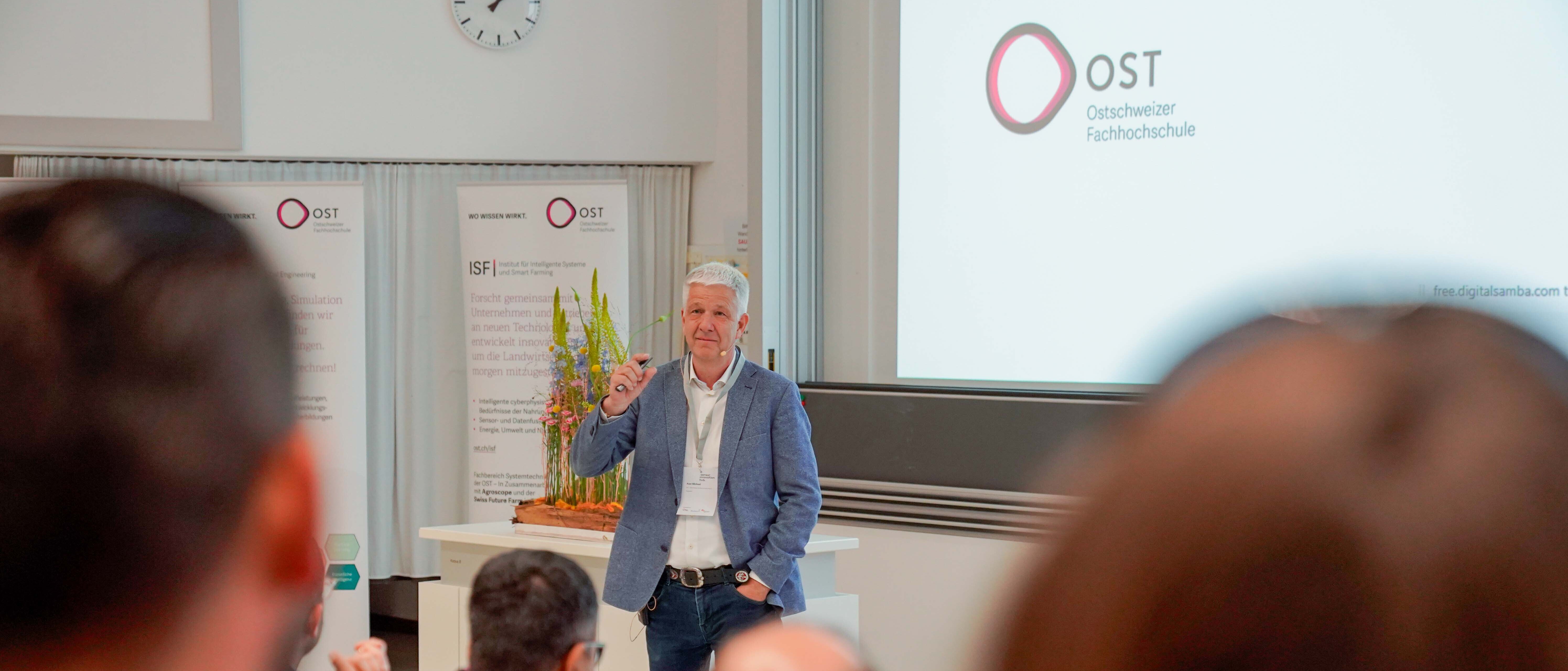 Michael Auer bei seiner Präsentation am Technologietag 2026 in Buchs.