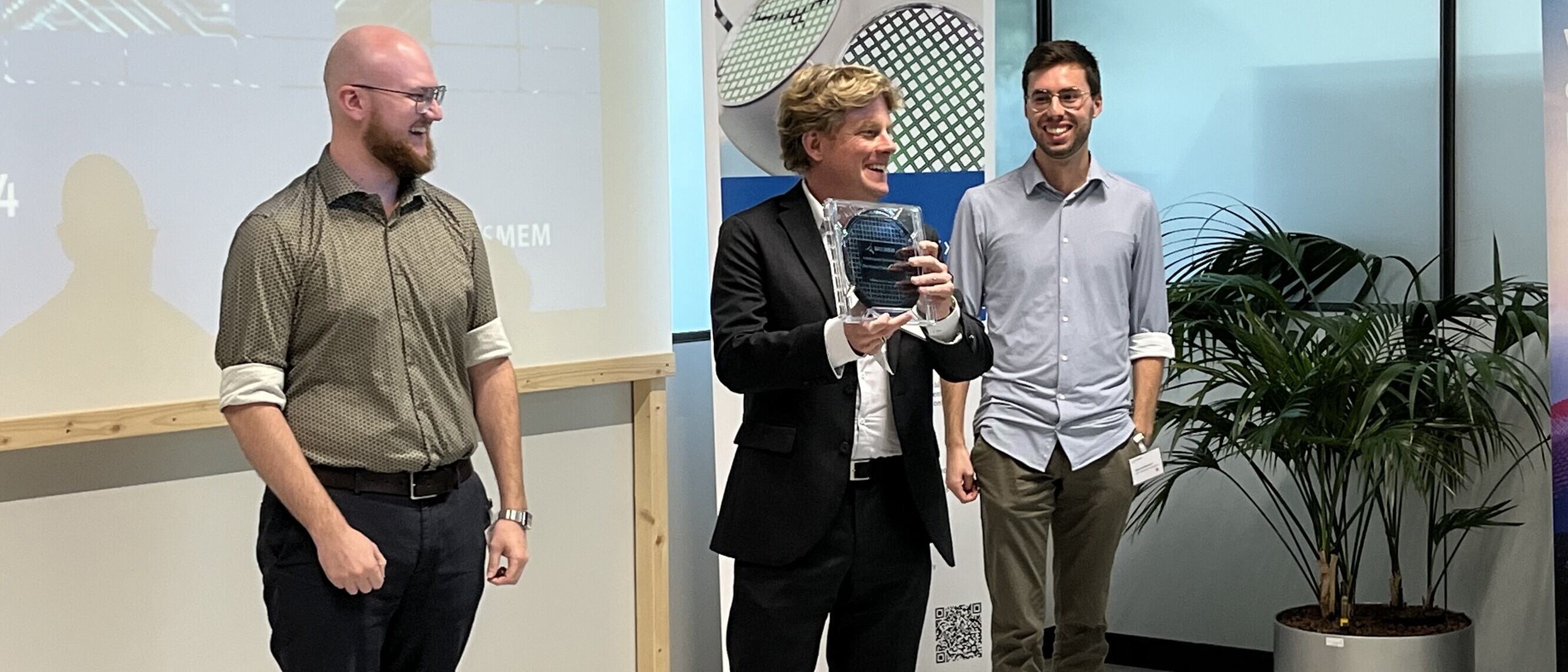 Zwei Absolventen des Studiengangs Electrical and Computer Engineering erhalten einen Preis von Hitachi Energy für eine Arbeit in ihrem Master of Science in Engineering.